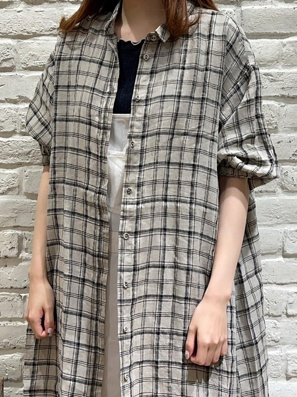 ブラック系のTシャツ/カットソー、ホワイト系のワンピース、ホワイト系のサロペット/オーバーオールを着用したレディースの夏コーディネートの2枚目の写真