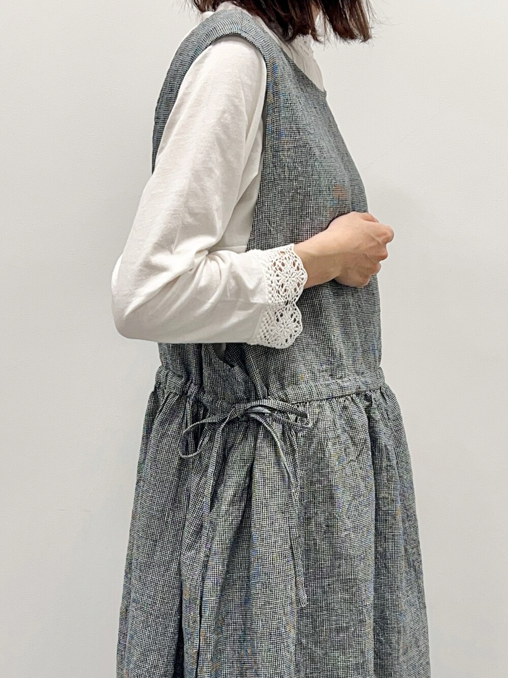 ホワイト系のTシャツ/カットソー、ブラック系のワンピース、ホワイト系のその他パンツを着用したレディースの春コーディネートの4枚目の写真