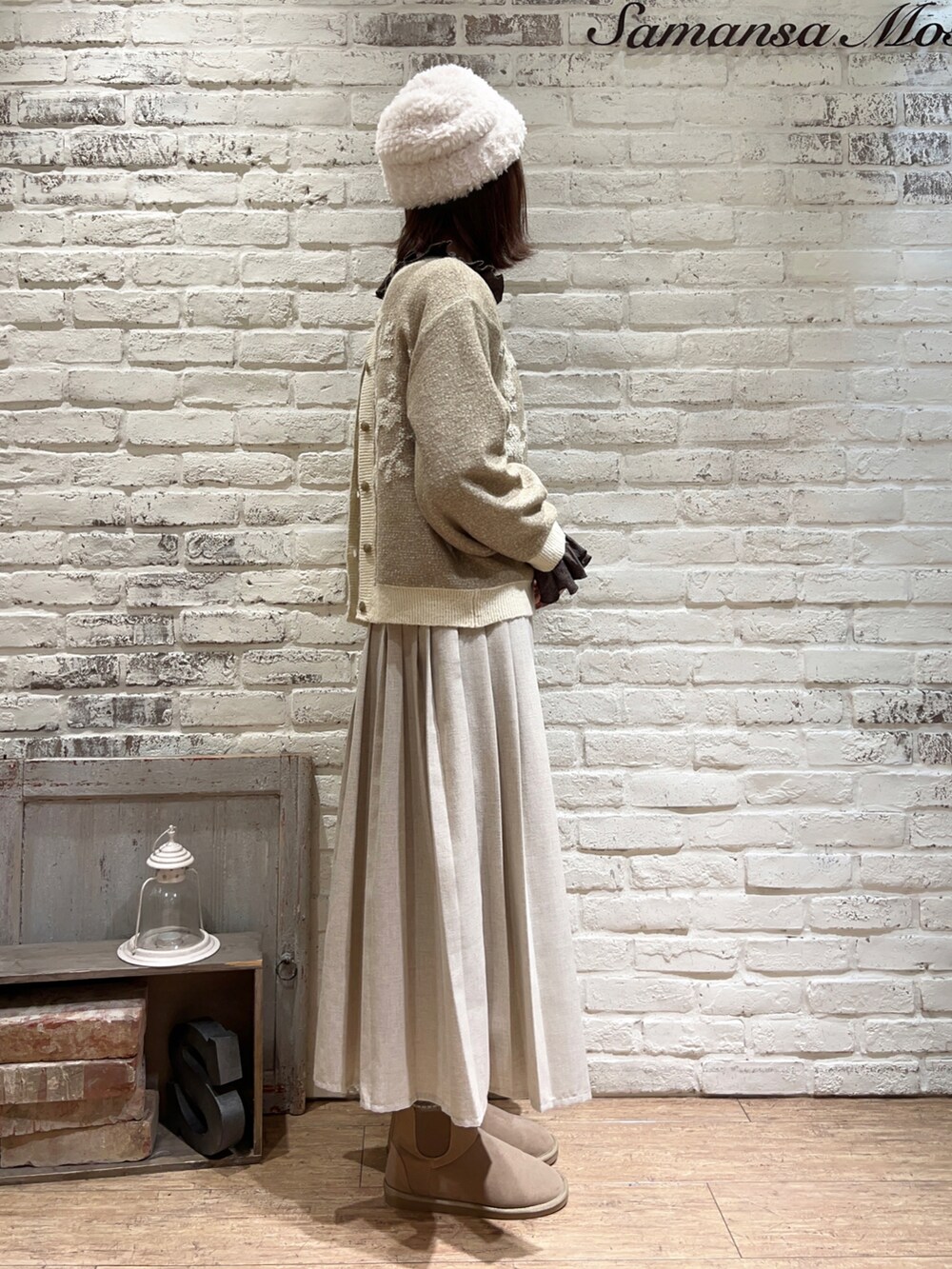 ホワイト系のニット/セーター、ベージュ系のカーディガン/ボレロ、グレー系のシャツ/ブラウスを着用したレディースの冬コーディネートの3枚目の写真