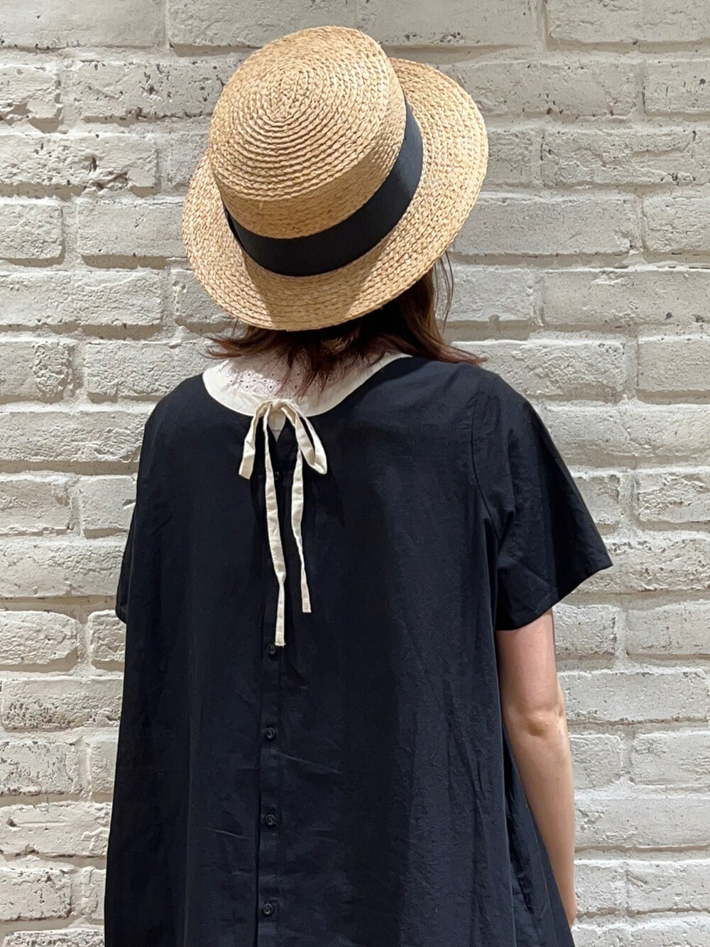 ホワイト系のタンクトップ、ブラック系のワンピース、ブラック系のスカートを着用したレディースの夏コーディネートの2枚目の写真