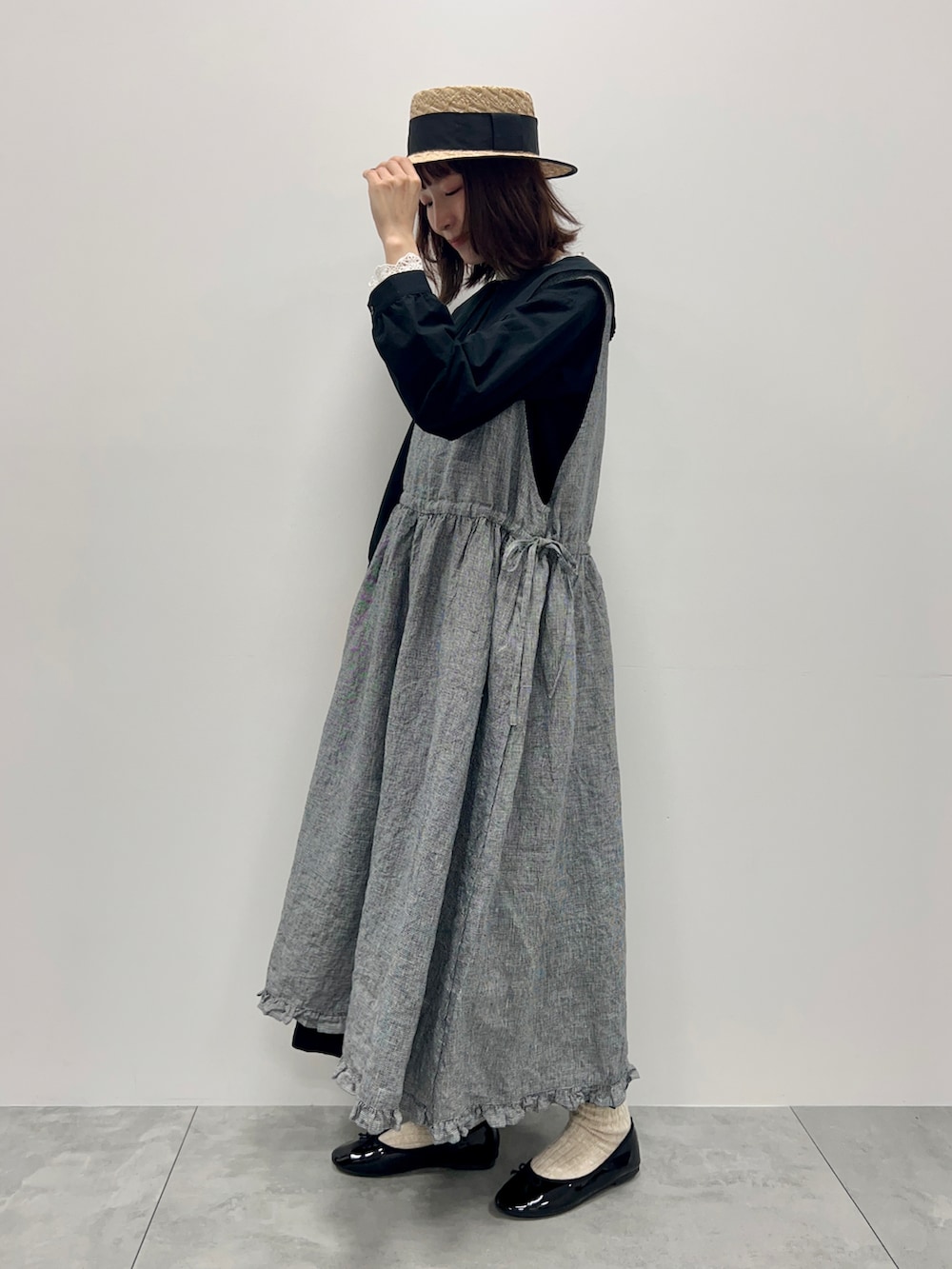 ホワイト系のTシャツ/カットソー、ブラック系のワンピース、ブラック系のスカートを着用したレディースの春コーディネートの3枚目の写真