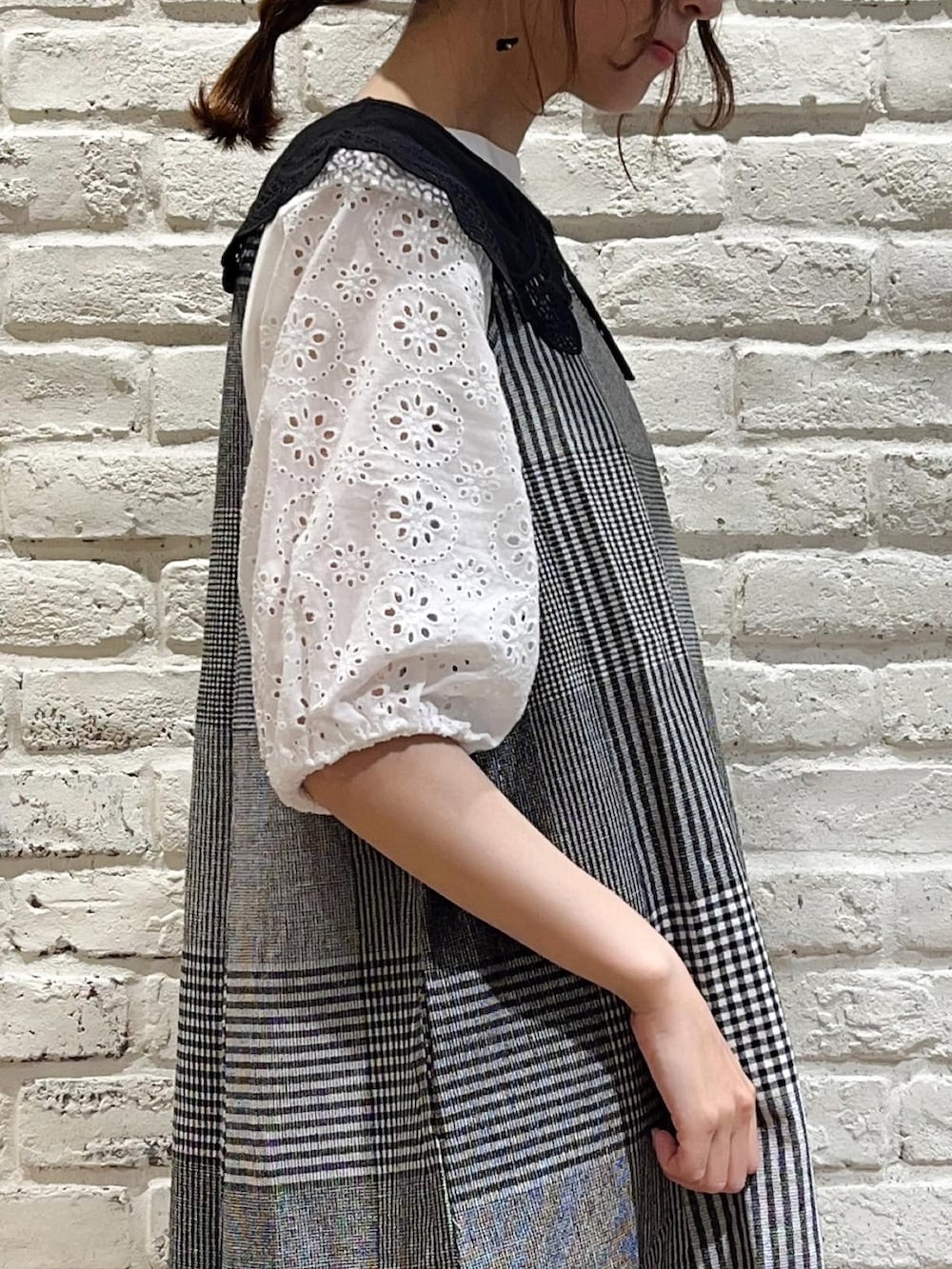 ホワイト系のTシャツ/カットソー、ホワイト系のニット/セーター、ブラック系のワンピースを着用したレディースの夏コーディネートの3枚目の写真