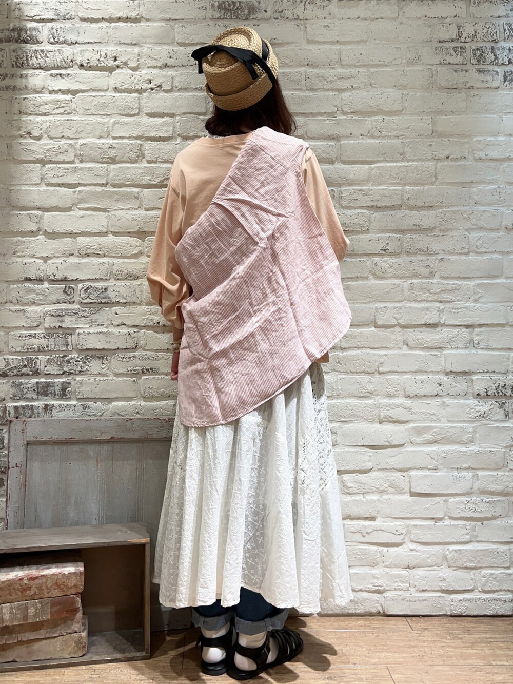 ホワイト系のタンクトップ、ピンク系のTシャツ/カットソー、ピンク系のシャツ/ブラウスを着用したレディースの春コーディネートの3枚目の写真