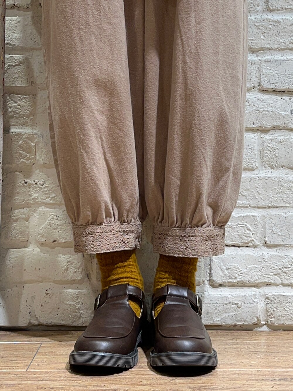 ホワイト系のTシャツ/カットソー、ブラック系のチュニック、ベージュ系のその他パンツを着用したレディースの秋コーディネートの5枚目の写真