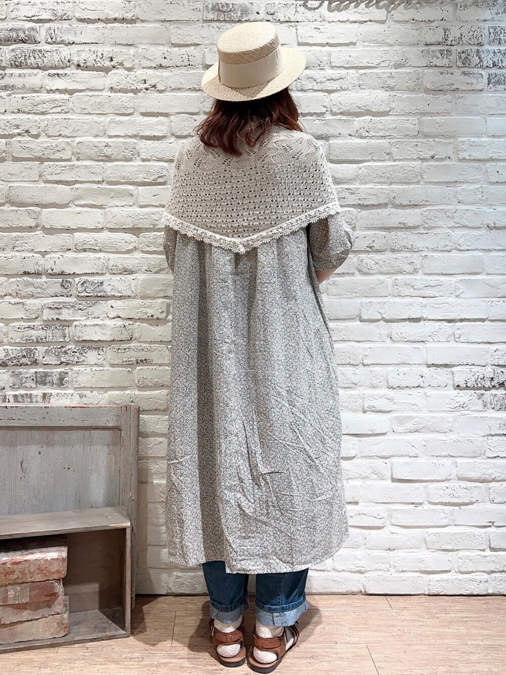 グリーン系のワンピース、ブルー系のデニムパンツ、イエロー系のサンダルを着用したレディースの春コーディネートの4枚目の写真