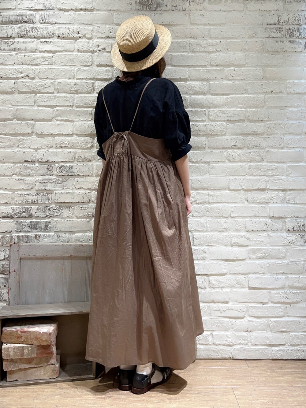 ホワイト系のタンクトップ、ブラック系のチュニック、ブラウン系のワンピースを着用したレディースの夏コーディネートの4枚目の写真