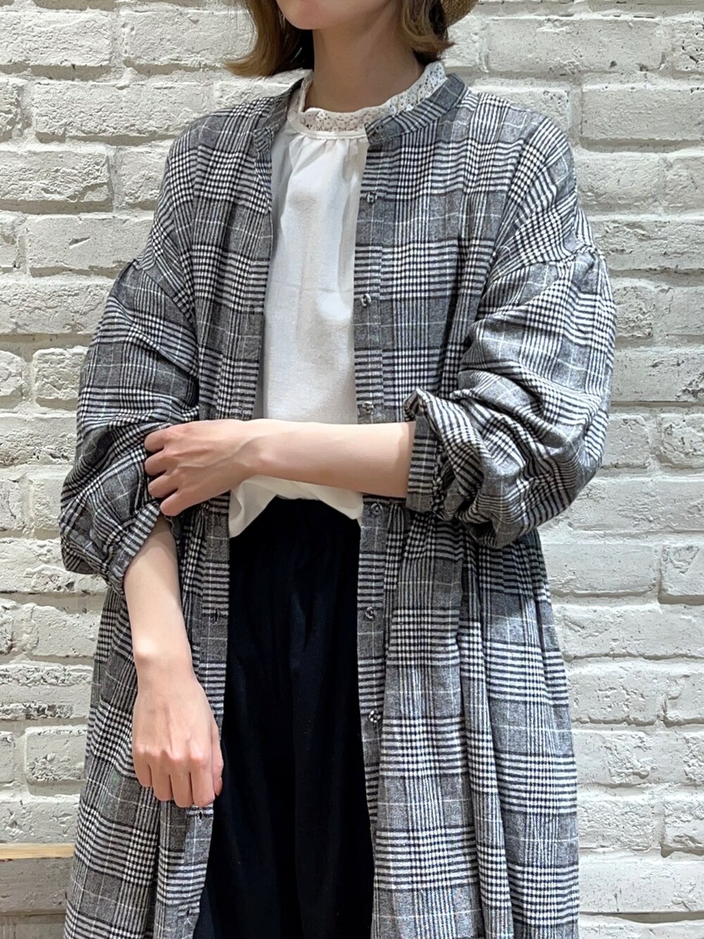 「サマンサ モスモス(Samansa Mos2)、Samansa Mos2、SM2、春コーデ、ゆるコーデ、レイヤードスタイル、モノトーン、ワンピース、シャツワンピ、チェック、レース、ワイドパンツ、麦わら帽子」｜「Samansa Mos2のスタンド襟レースブラウス（シャツ/ブラウス、ホワイト系）」を使った、いっしき🐻さん（レディース・163cm）の冬コーディネートの2枚目の写真