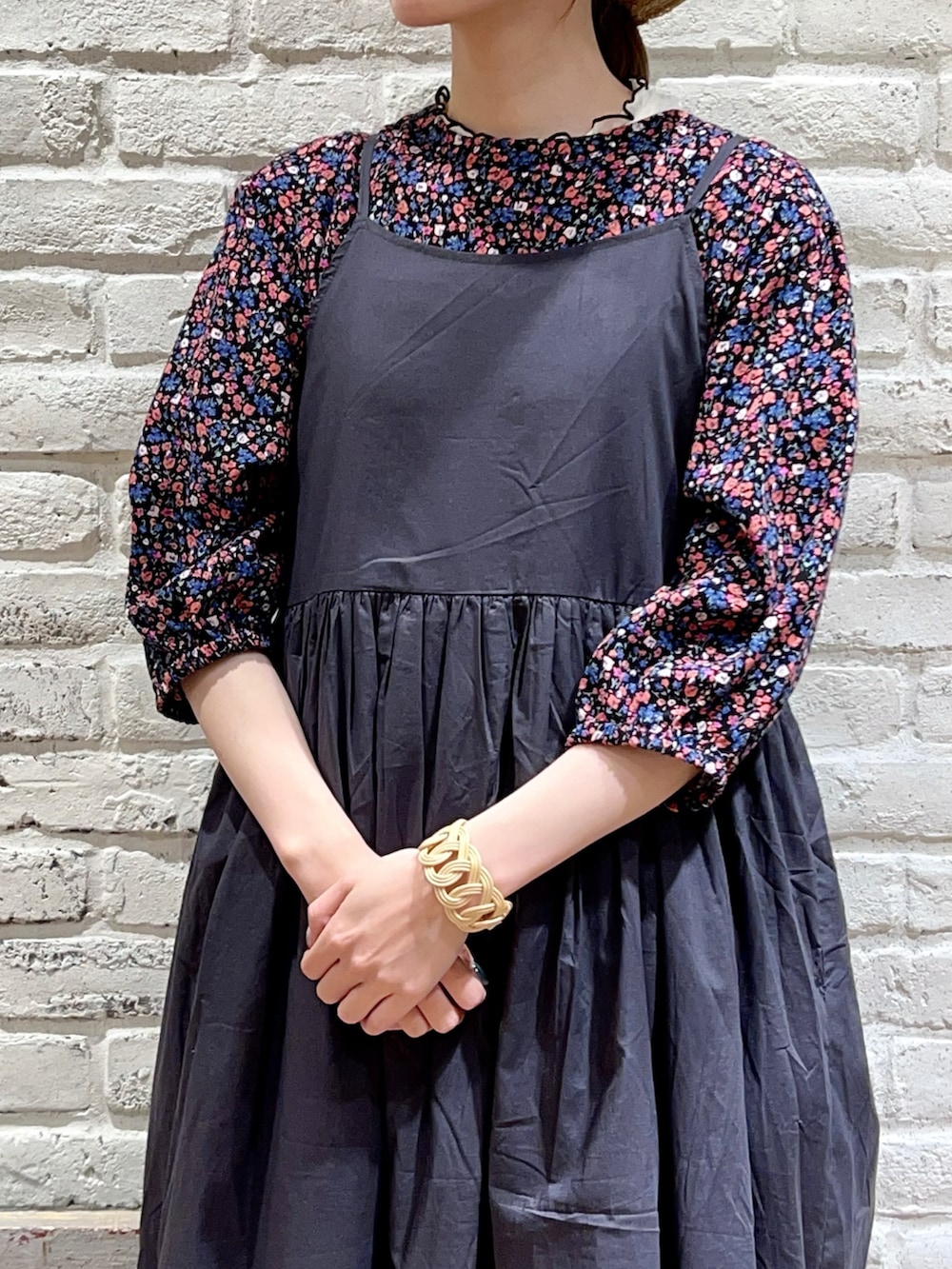 ホワイト系のTシャツ/カットソー、ピンク系のワンピース、グレー系のワンピースを着用したレディースの夏コーディネートの2枚目の写真