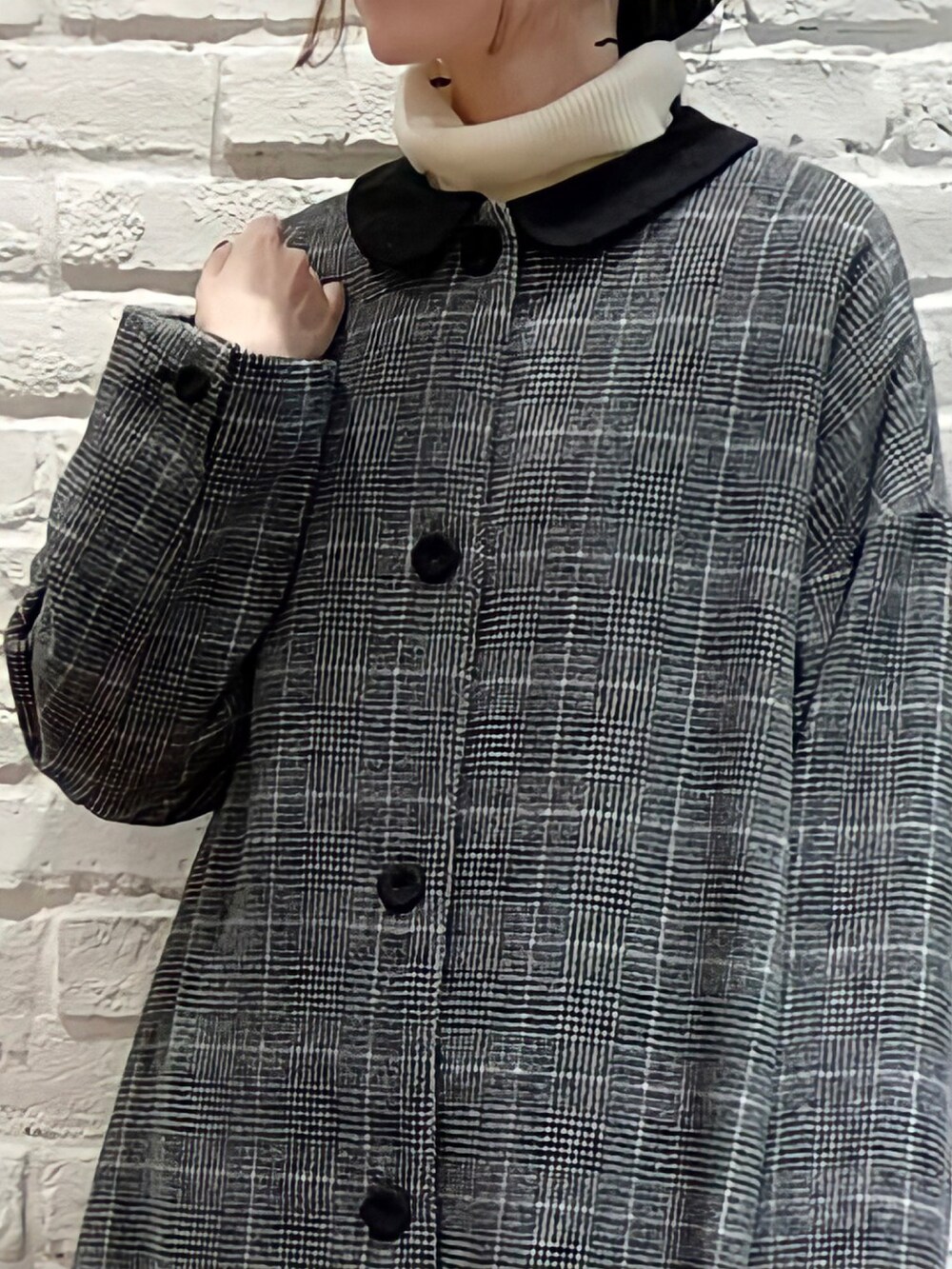 ホワイト系のニット/セーター、ブラック系のその他アウター、ブラック系のその他パンツを着用したレディースの秋コーディネートの4枚目の写真