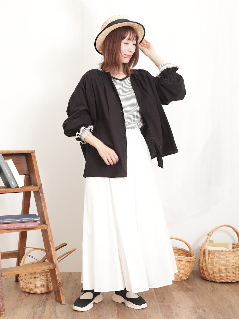「サマンサ モスモス(Samansa Mos2)、Samansa Mos2、SM2、春コーデ、夏コーデ、ゆるコーデ、シンプルコーデ、カジュアルコーデ、ボーダー、ボリューム袖、レース、フレアスカート、白スカート、カンカン帽、スニーカー」｜「Samansa Mos2のラフィア太リボンカンカン帽（ハット、ブラック系）」を使った、いっしき🐻さん（レディース・164cm）の春コーディネートの2枚目の写真