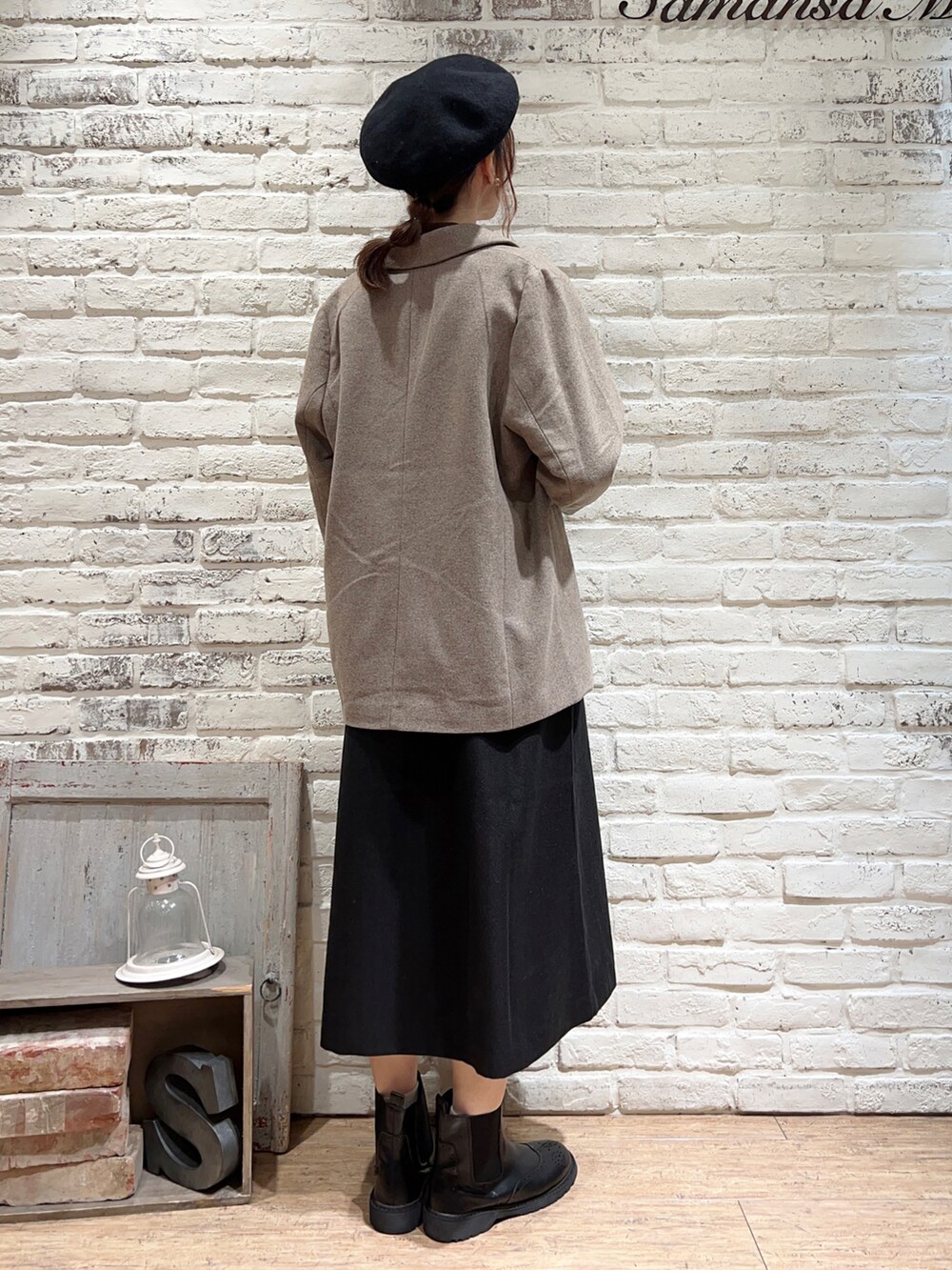 ブラウン系のTシャツ/カットソー、ブラウン系のノーカラージャケット、ブラック系のワンピースを着用したレディースの秋コーディネートの4枚目の写真