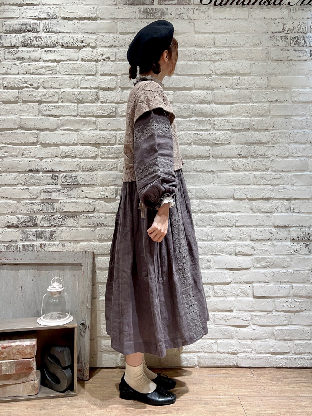 ホワイト系のTシャツ/カットソー、ベージュ系のベスト、グレー系のワンピースを着用したレディースの秋コーディネートの3枚目の写真