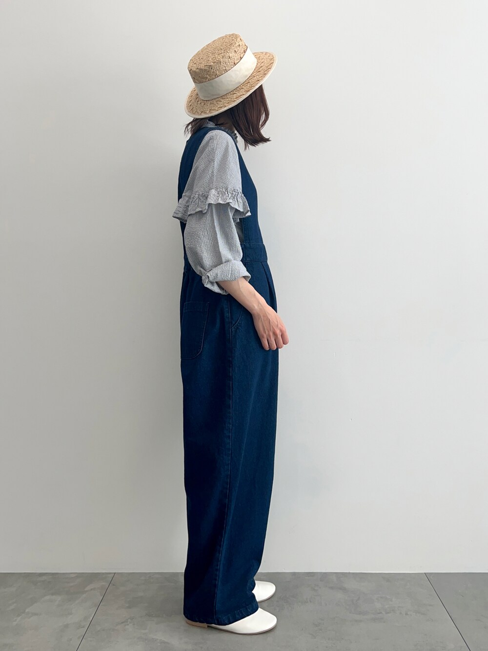 ブルー系のその他パンツ、ホワイト系のその他シューズ、ブルー系のシャツ/ブラウスを着用したレディースの春コーディネートの3枚目の写真