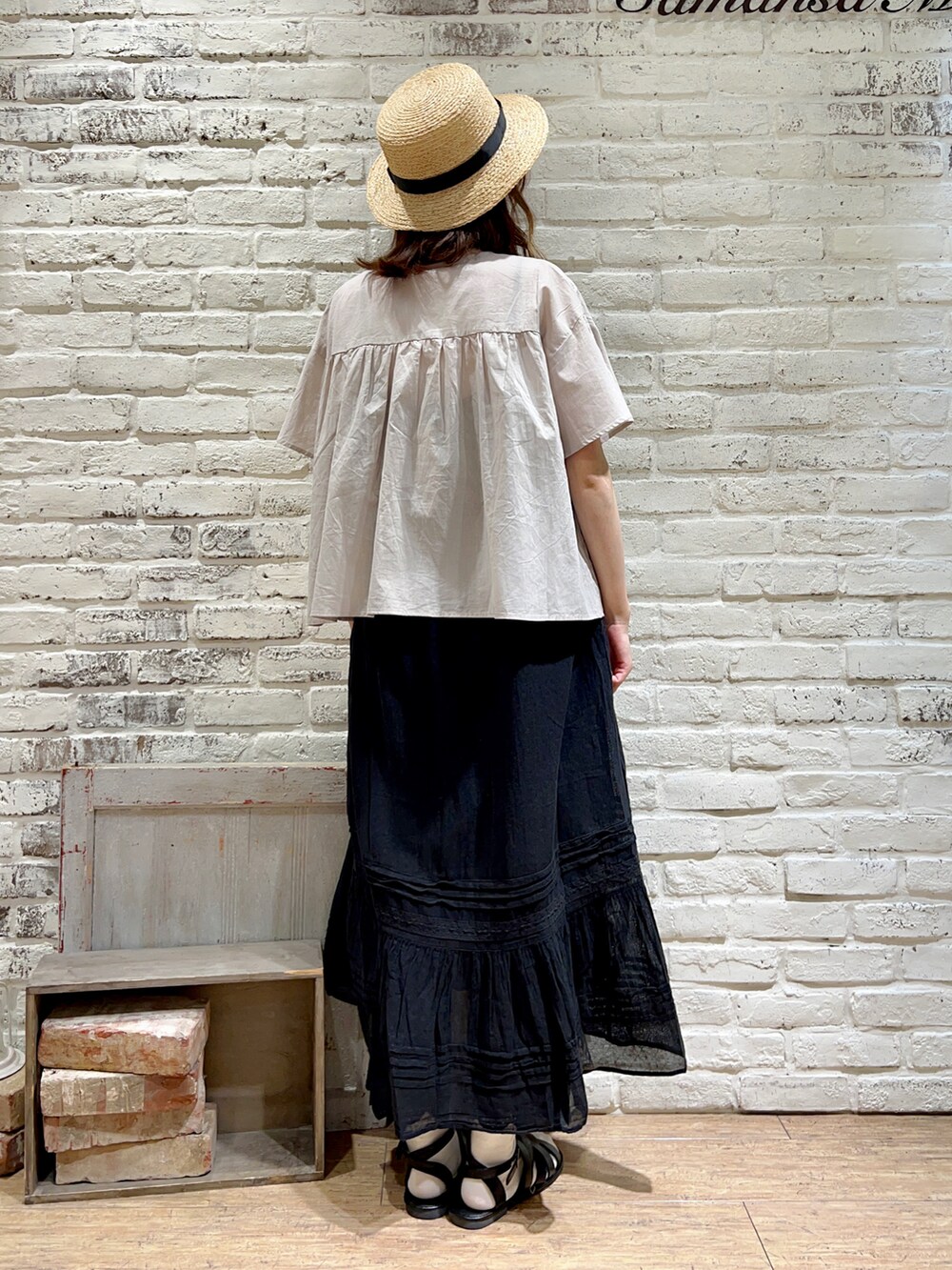 ホワイト系のタンクトップ、ベージュ系のシャツ/ブラウス、ブラック系のワンピースを着用したレディースの秋コーディネートの4枚目の写真