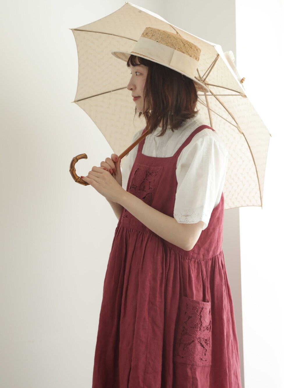 「サマンサ モスモス(Samansa Mos2)、Samansa Mos2、SM2、TSUHARU by Samansa Mos2、夏コーデ、ゆるコーデ、リネン、レース、ワンピース、ボルドー、レーススカート、カンカン帽、WEB限定、日傘、メッシュサンダル」|「Samansa Mos2のラフィア太リボンカンカン帽(ハット、ホワイト系)」を使った、いっしき🐻さん(レディース・164cm)の春コーディネートの3枚目の写真