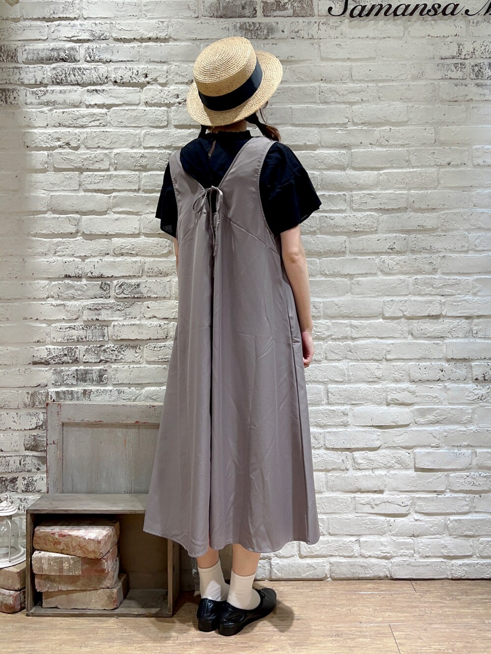 ホワイト系のタンクトップ、ブラック系のシャツ/ブラウス、グレー系のワンピースを着用したレディースの秋コーディネートの4枚目の写真