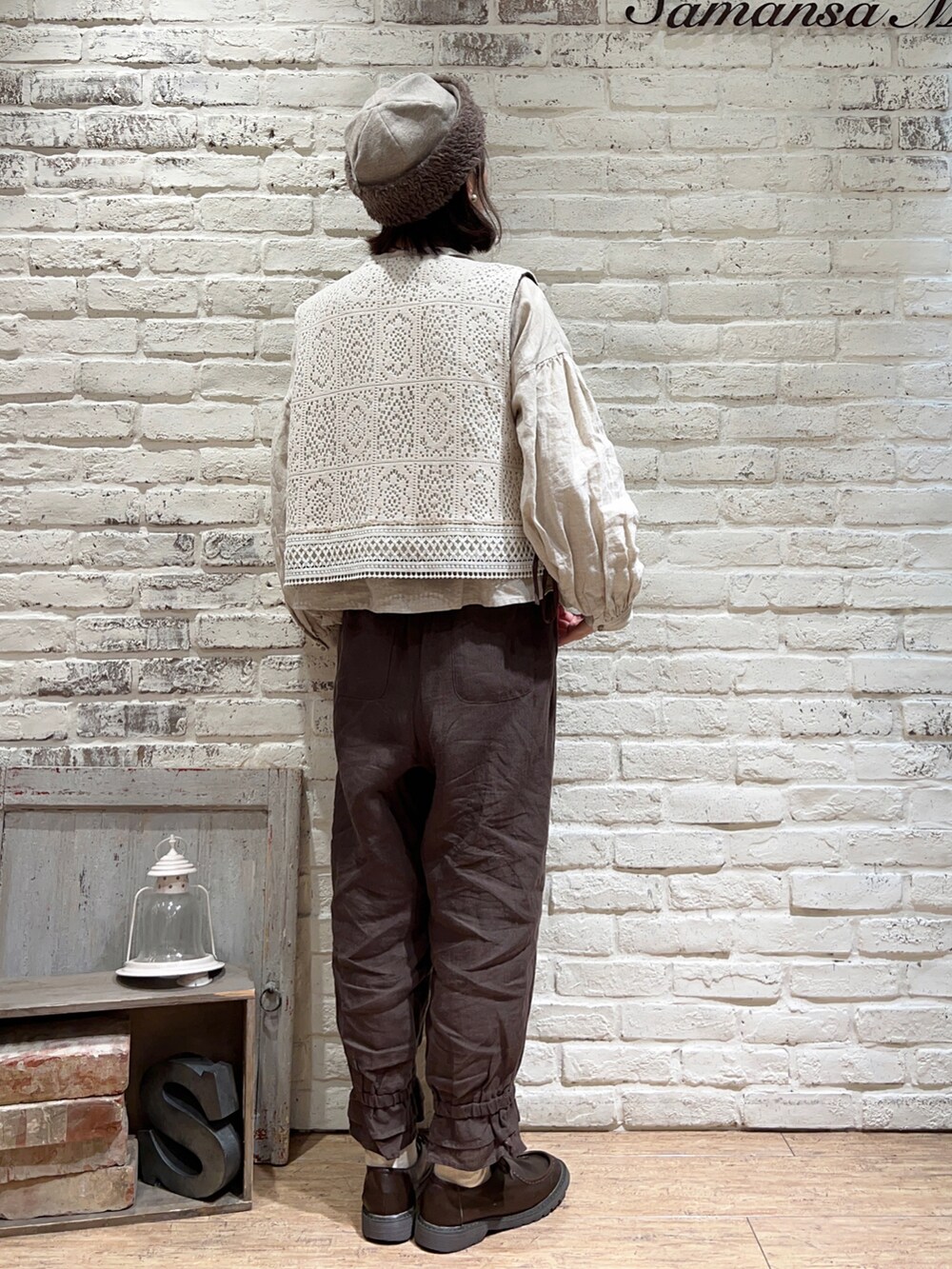 ベージュ系のシャツ/ブラウス、グレー系のその他パンツ、その他のその他を着用したレディースの冬コーディネートの4枚目の写真