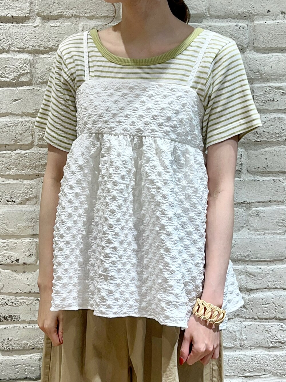 グリーン系のTシャツ/カットソー、ホワイト系のシャツ/ブラウス、ホワイト系のハンドバッグを着用したレディースの夏コーディネートの2枚目の写真