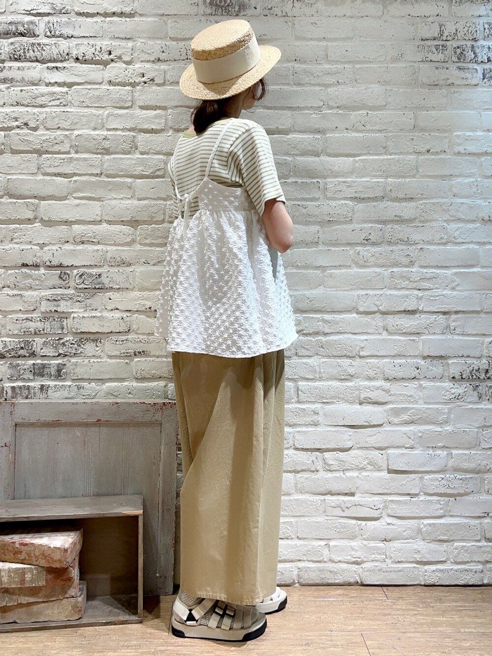 グリーン系のTシャツ/カットソー、ホワイト系のシャツ/ブラウス、ホワイト系のハンドバッグを着用したレディースの夏コーディネートの3枚目の写真