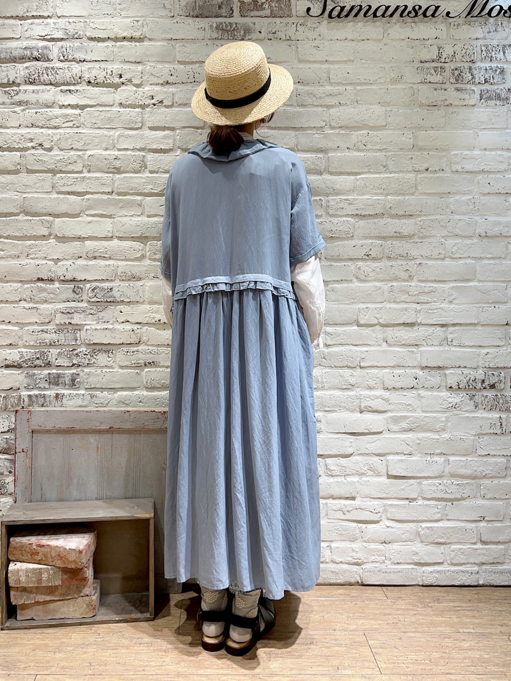 ホワイト系のシャツ/ブラウス、ブルー系のワンピース、グリーン系のスカートを着用したレディースの秋コーディネートの4枚目の写真