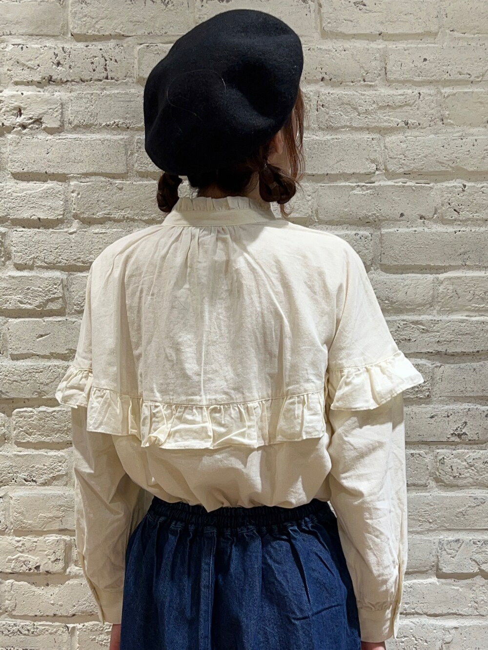 ホワイト系のシャツ/ブラウス、ブラック系のカーディガン/ボレロ、ブルー系のデニムパンツを着用したレディースの秋コーディネートの5枚目の写真