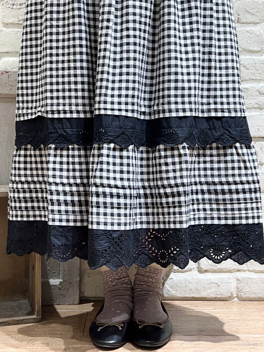 ホワイト系のシャツ/ブラウス、グレー系のシャツ/ブラウス、グレー系のスカートを着用したレディースの春コーディネートの5枚目の写真