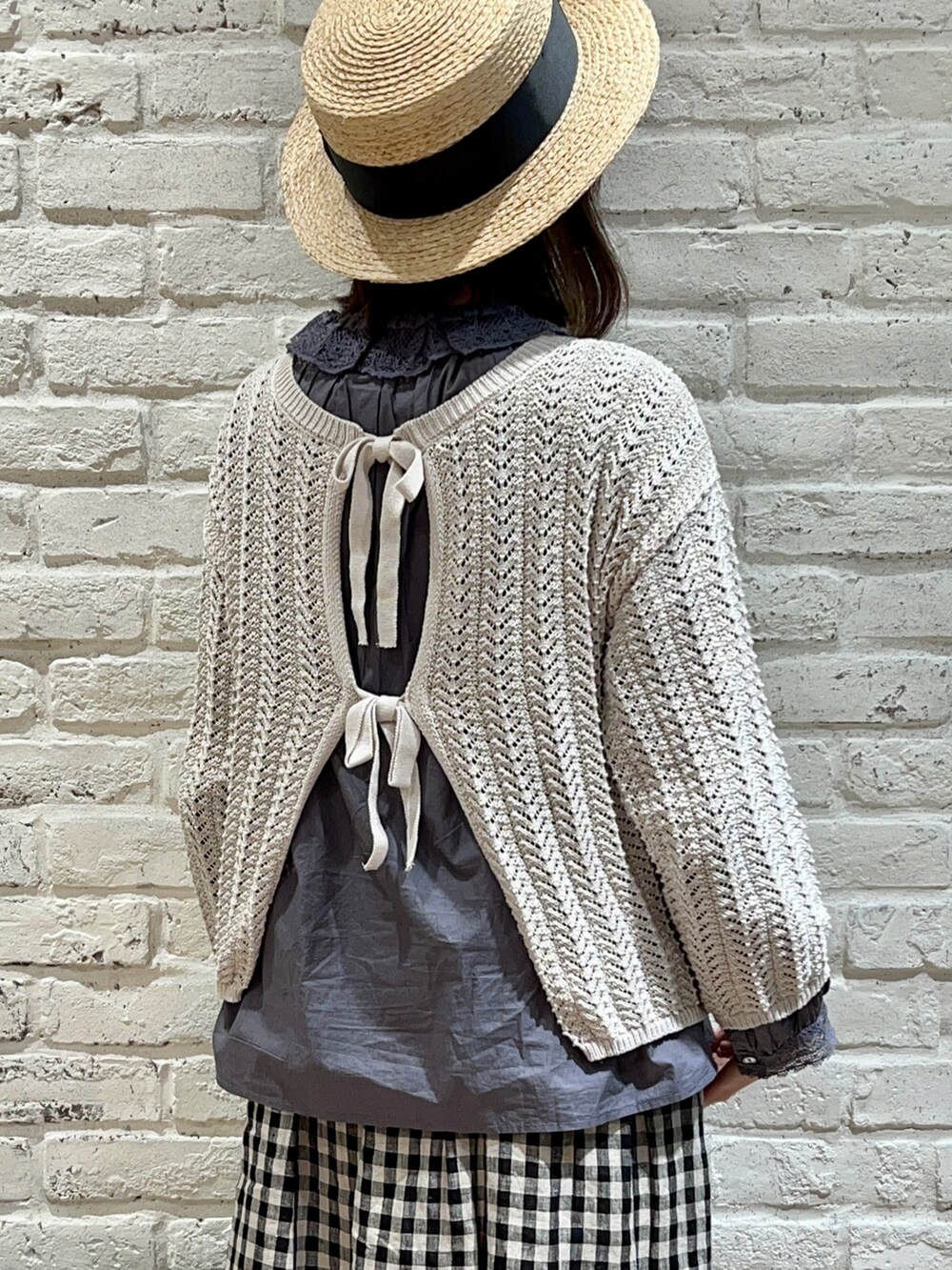 グレー系のシャツ/ブラウス、ホワイト系のカーディガン/ボレロ、その他のその他を着用したレディースの春コーディネートの5枚目の写真