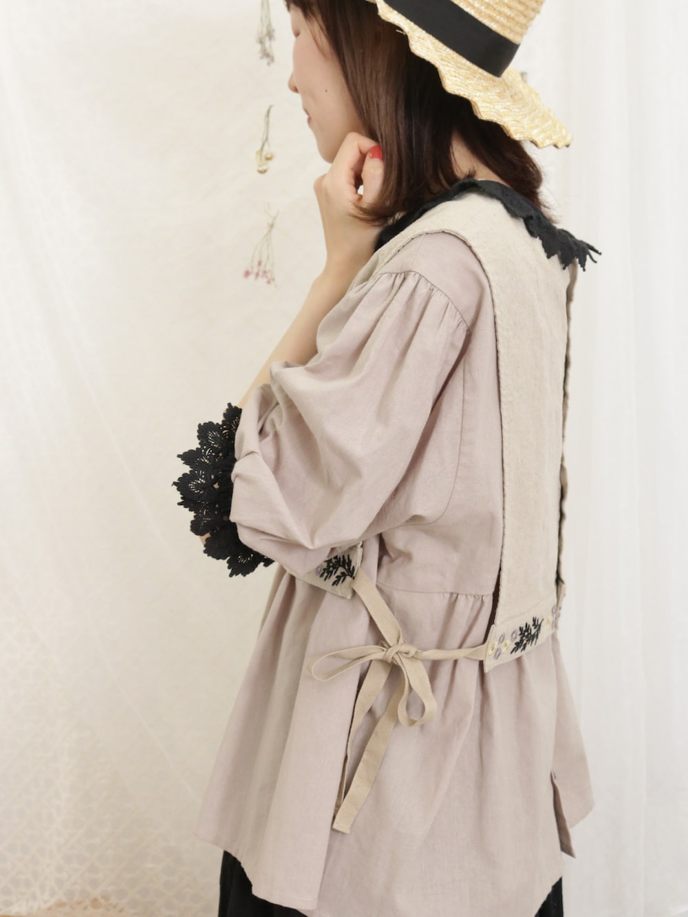 「サマンサ モスモス(Samansa Mos2)、Samansa Mos2、SM2、夏コーデ、ゆるコーデ、ベスト、刺繍、ショート丈トップス、ボリューム袖、レース、レーススカート、カンカン帽、サンダル」|「Samansa Mos2の【UVカット/消臭効果】なみなみカンカン帽(ハット、ブラック系)」を使った、いっしき🐻さん(レディース・164cm)の春コーディネートの3枚目の写真