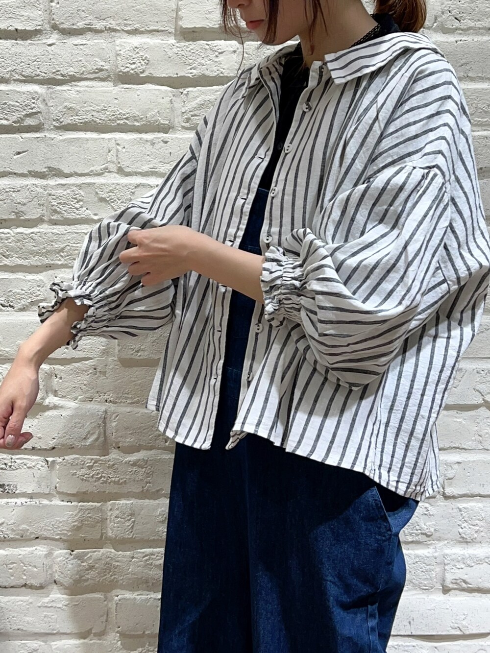 グレー系のTシャツ/カットソー、ブラック系のシャツ/ブラウス、ブラック系のシャツ/ブラウスを着用したレディースの春コーディネートの2枚目の写真