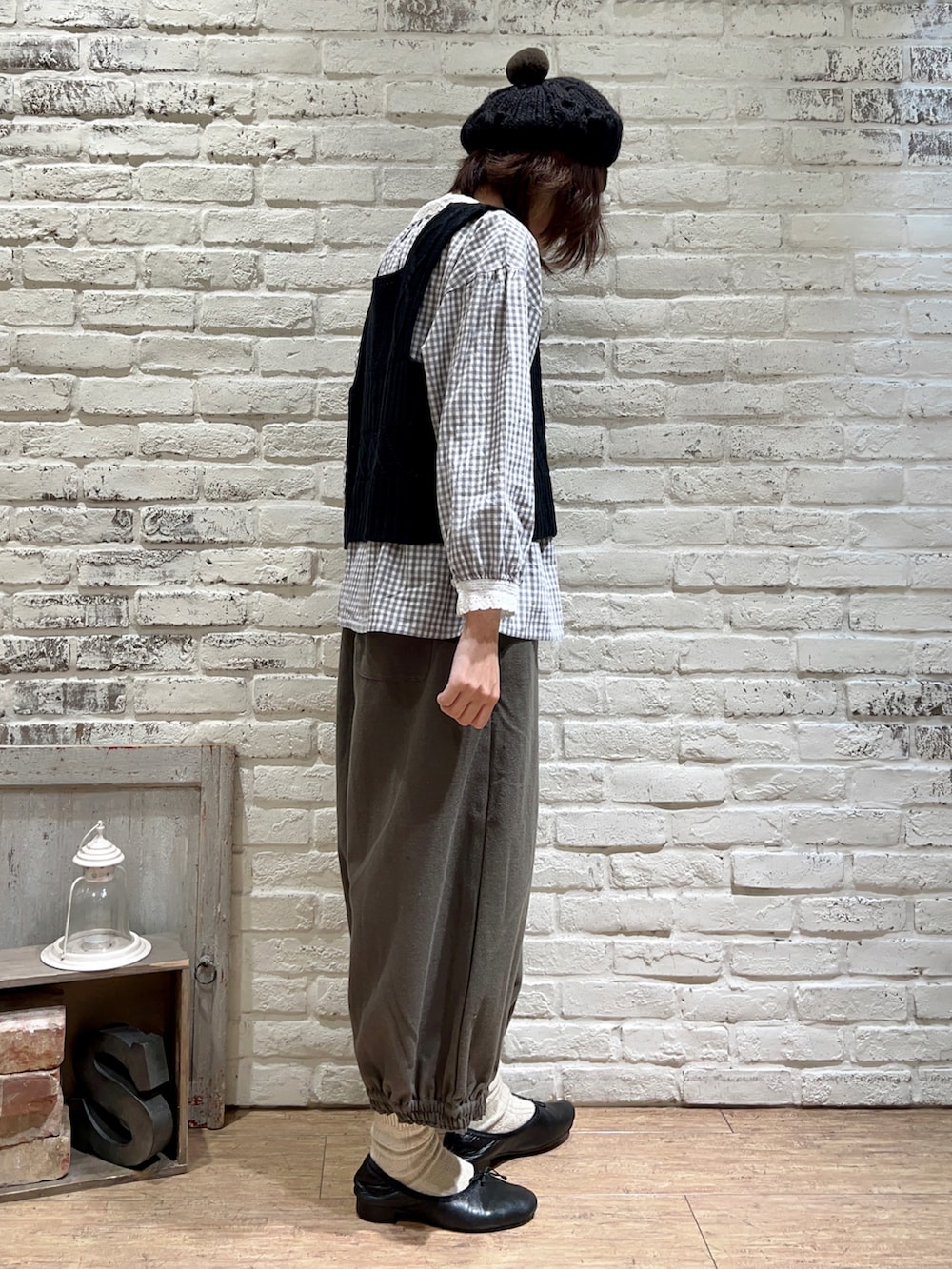 グレー系のシャツ/ブラウス、ブラック系のベスト、ブラウン系のその他パンツを着用したレディースの冬コーディネートの3枚目の写真