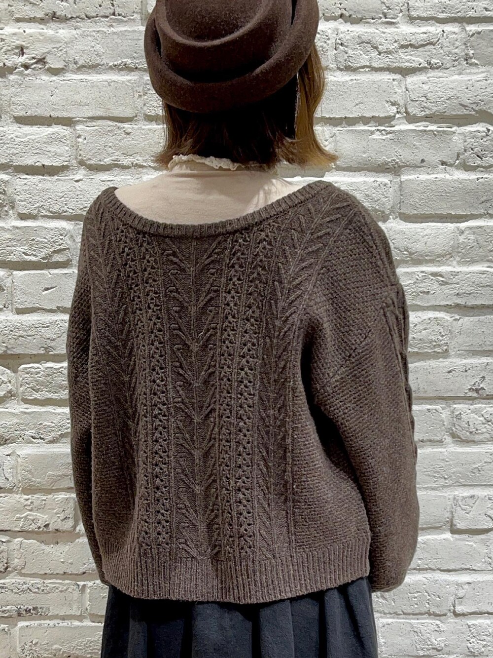 ホワイト系のシャツ/ブラウス、ブラウン系のカーディガン/ボレロ、ブラック系のスカートを着用したレディースの秋コーディネートの5枚目の写真