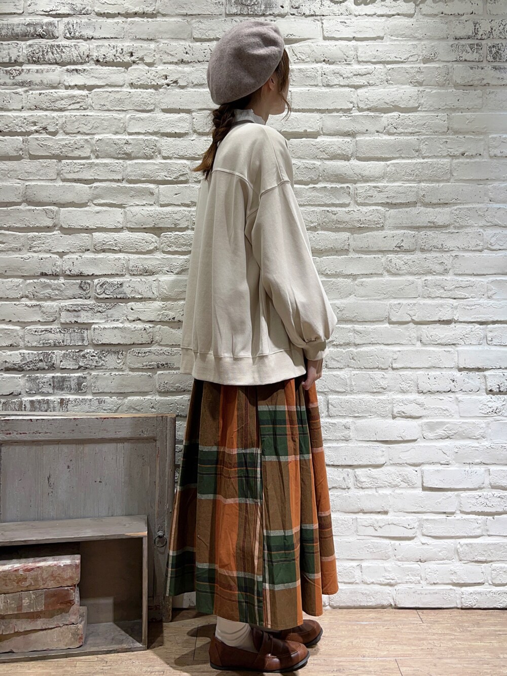 ホワイト系のシャツ/ブラウス、ホワイト系のTシャツ/カットソー、オレンジ系のスカートを着用したレディースの秋コーディネートの3枚目の写真