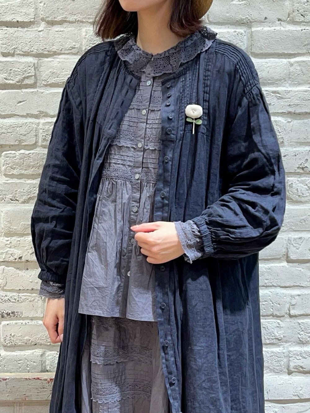 グレー系のシャツ/ブラウス、ブルー系のワンピース、グレー系のスカートを着用したレディースの春コーディネートの2枚目の写真