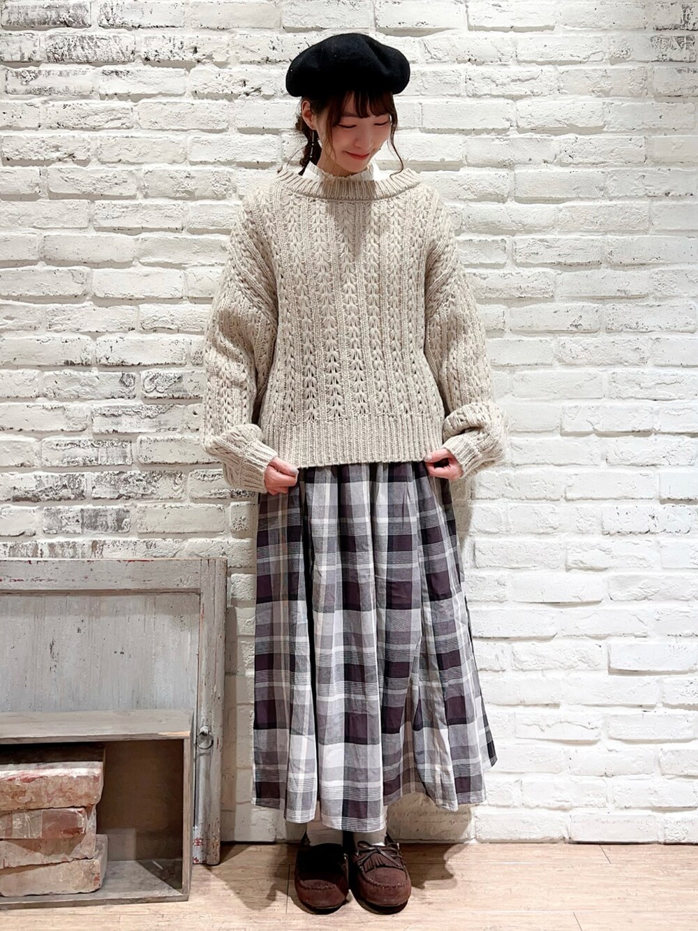 ホワイト系のTシャツ/カットソー、ホワイト系のシャツ/ブラウス、ベージュ系のニット/セーターを着用したレディースの冬コーディネートの3枚目の写真