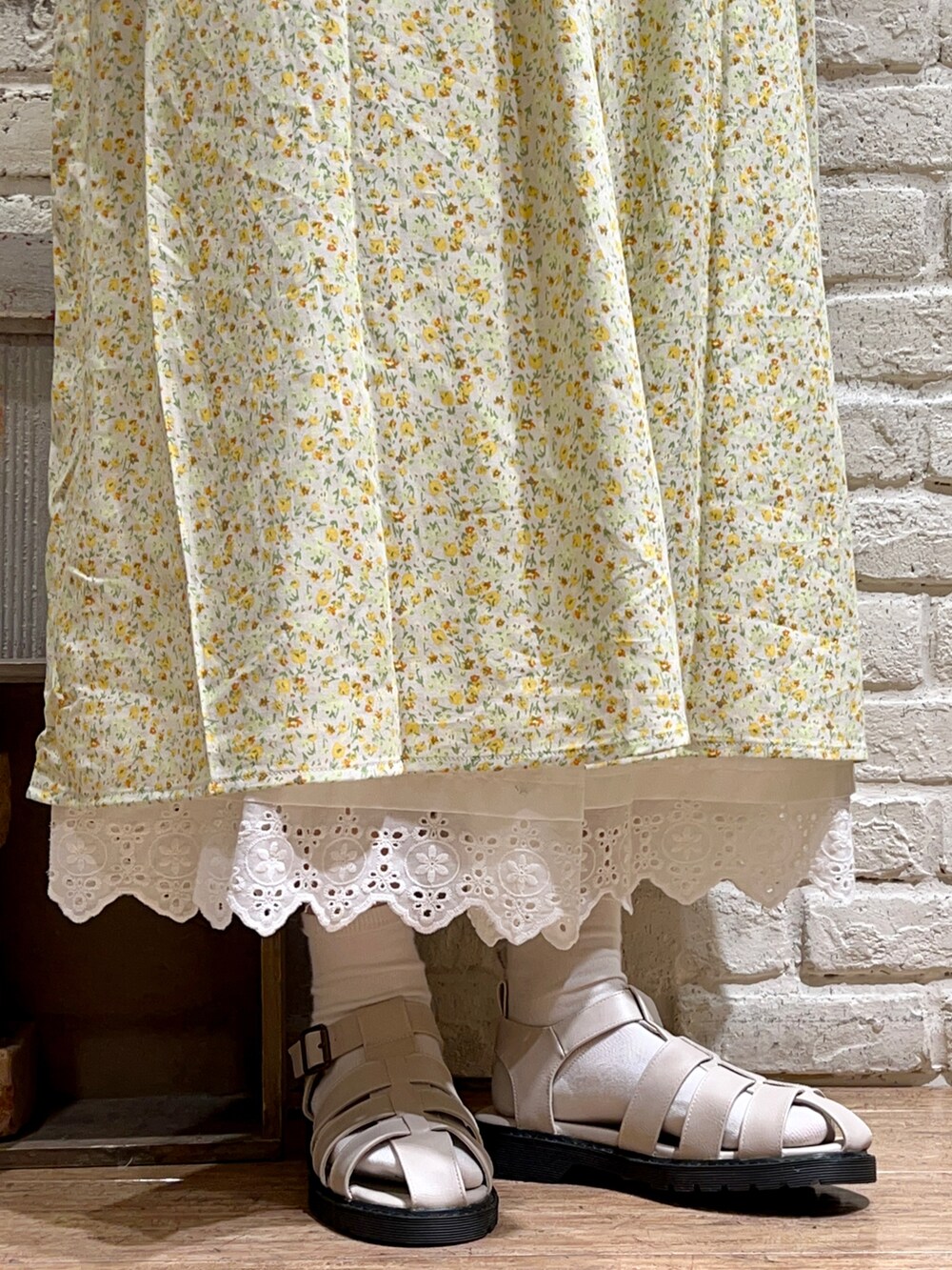 ホワイト系のシャツ/ブラウス、イエロー系のワンピース、ホワイト系のハンドバッグを着用したレディースの夏コーディネートの5枚目の写真