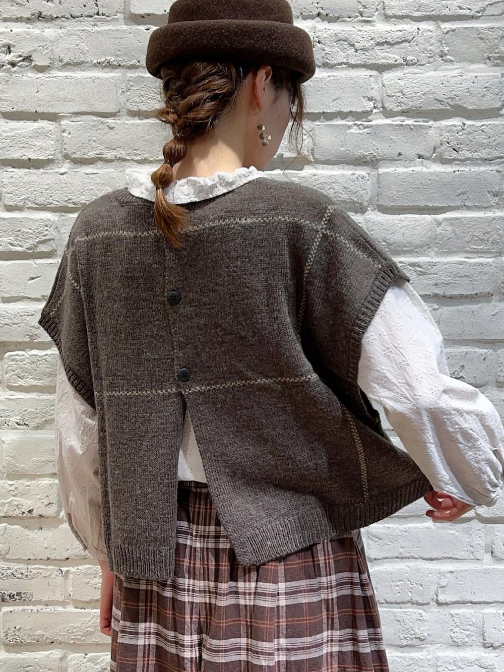 ブラウン系のベスト、ホワイト系のシャツ/ブラウス、ブラウン系のその他パンツを着用したレディースの秋コーディネートの5枚目の写真