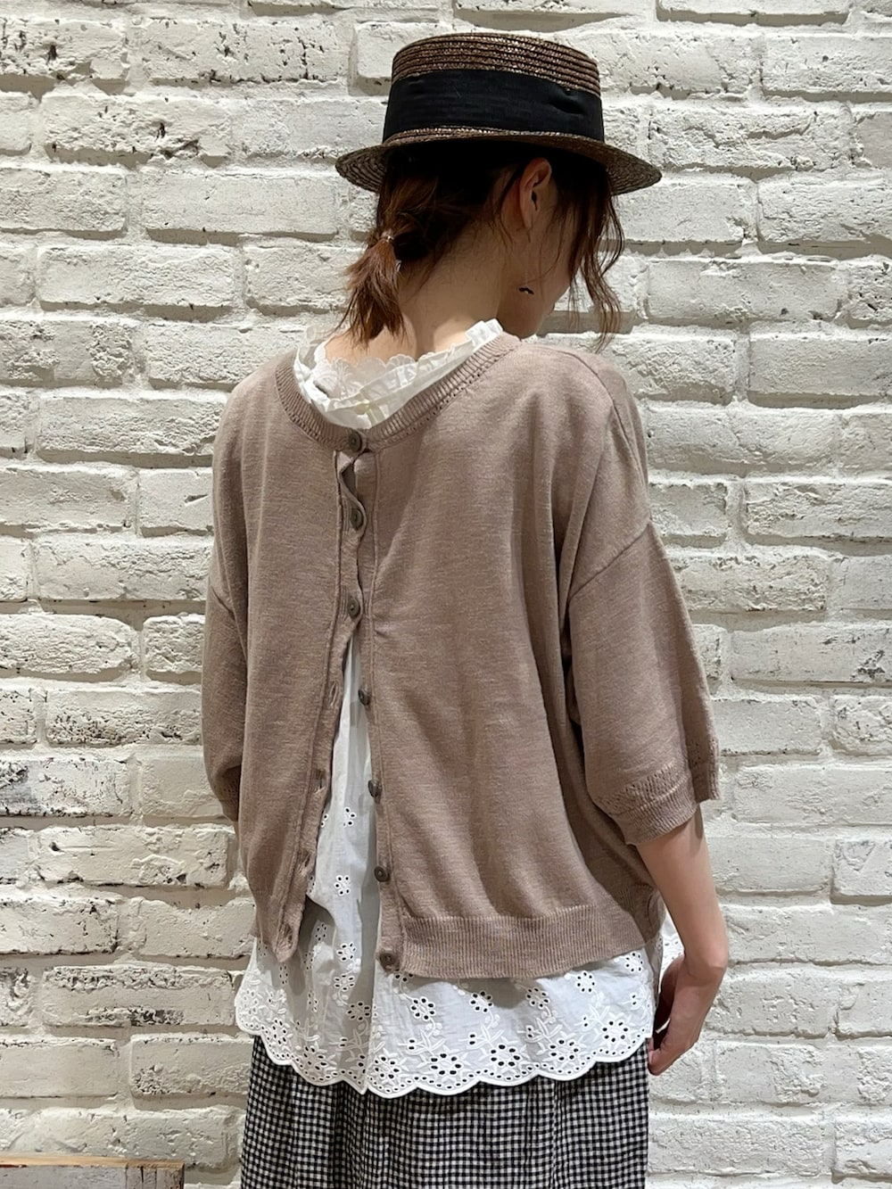 ホワイト系のシャツ/ブラウス、ブラウン系のカーディガン/ボレロ、ホワイト系のその他パンツを着用したレディースの夏コーディネートの3枚目の写真