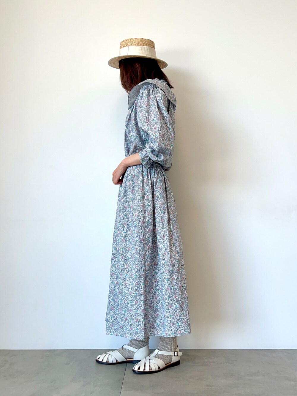 ブルー系のシャツ/ブラウス、ブルー系のスカート、ホワイト系のサンダルを着用したレディースの春コーディネートの3枚目の写真