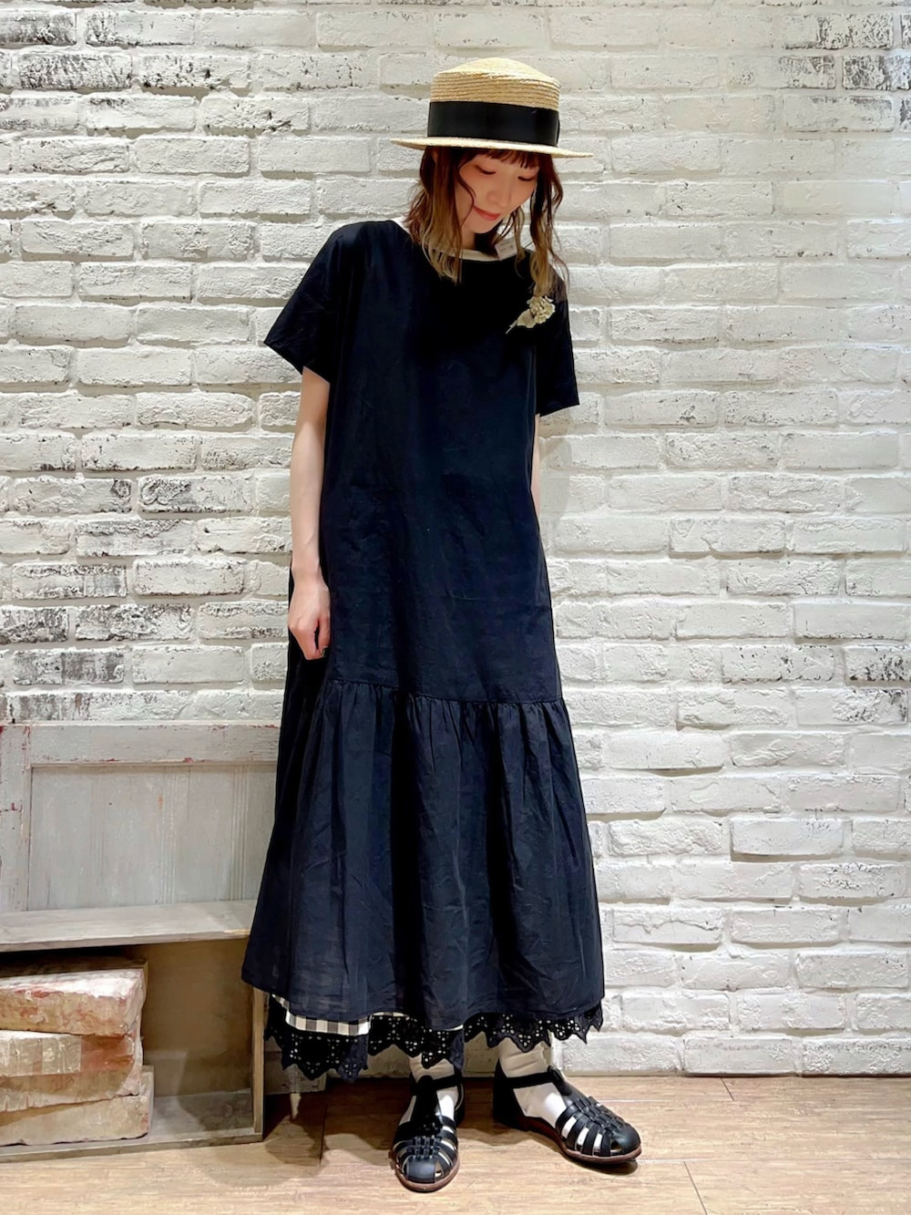 ホワイト系のタンクトップ、ブラック系のワンピース、ブラック系のスカートを着用したレディースの夏コーディネートの4枚目の写真