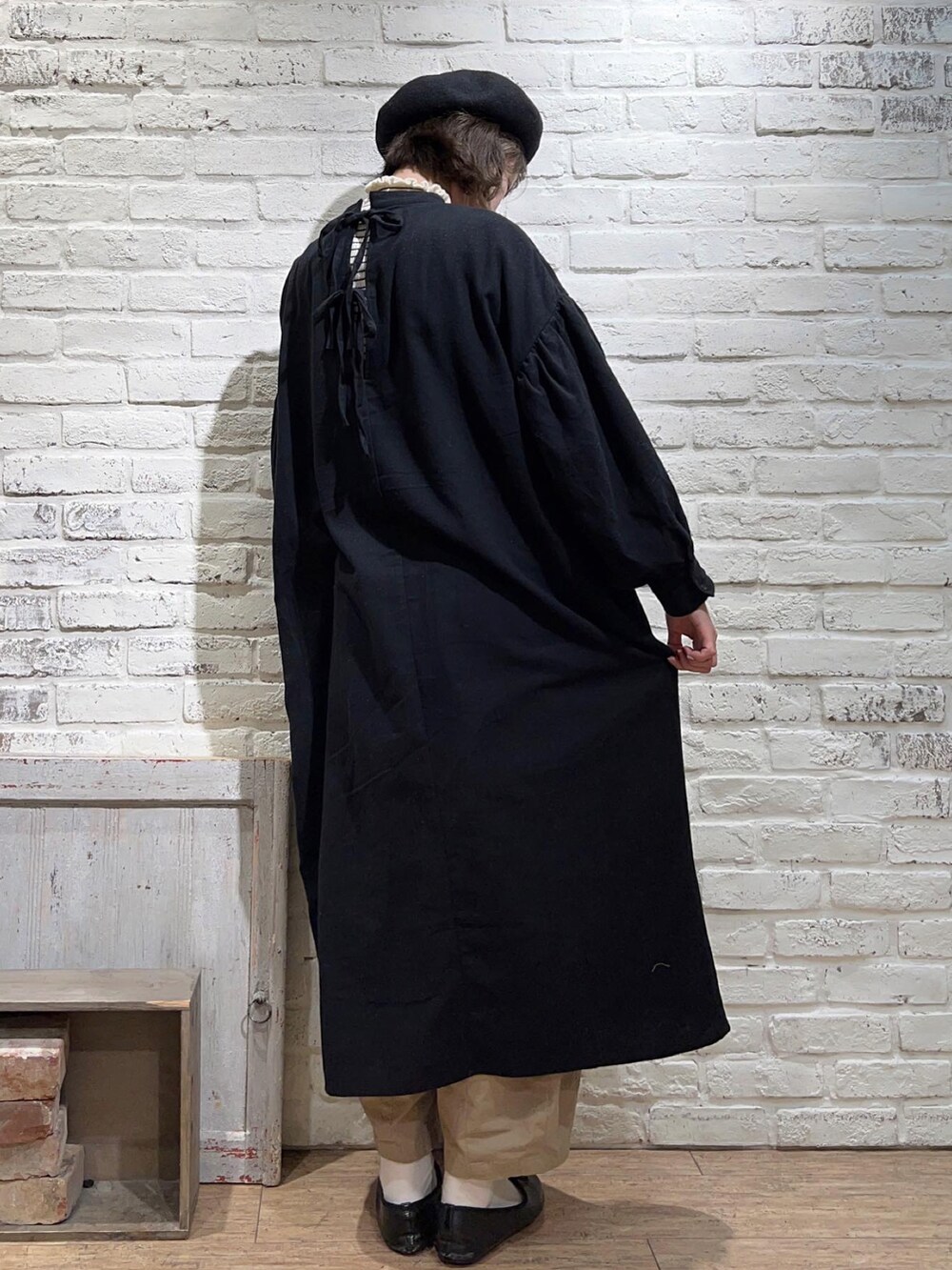 ホワイト系のニット/セーター、ブラック系のワンピース、ベージュ系のその他パンツを着用したレディースの冬コーディネートの4枚目の写真