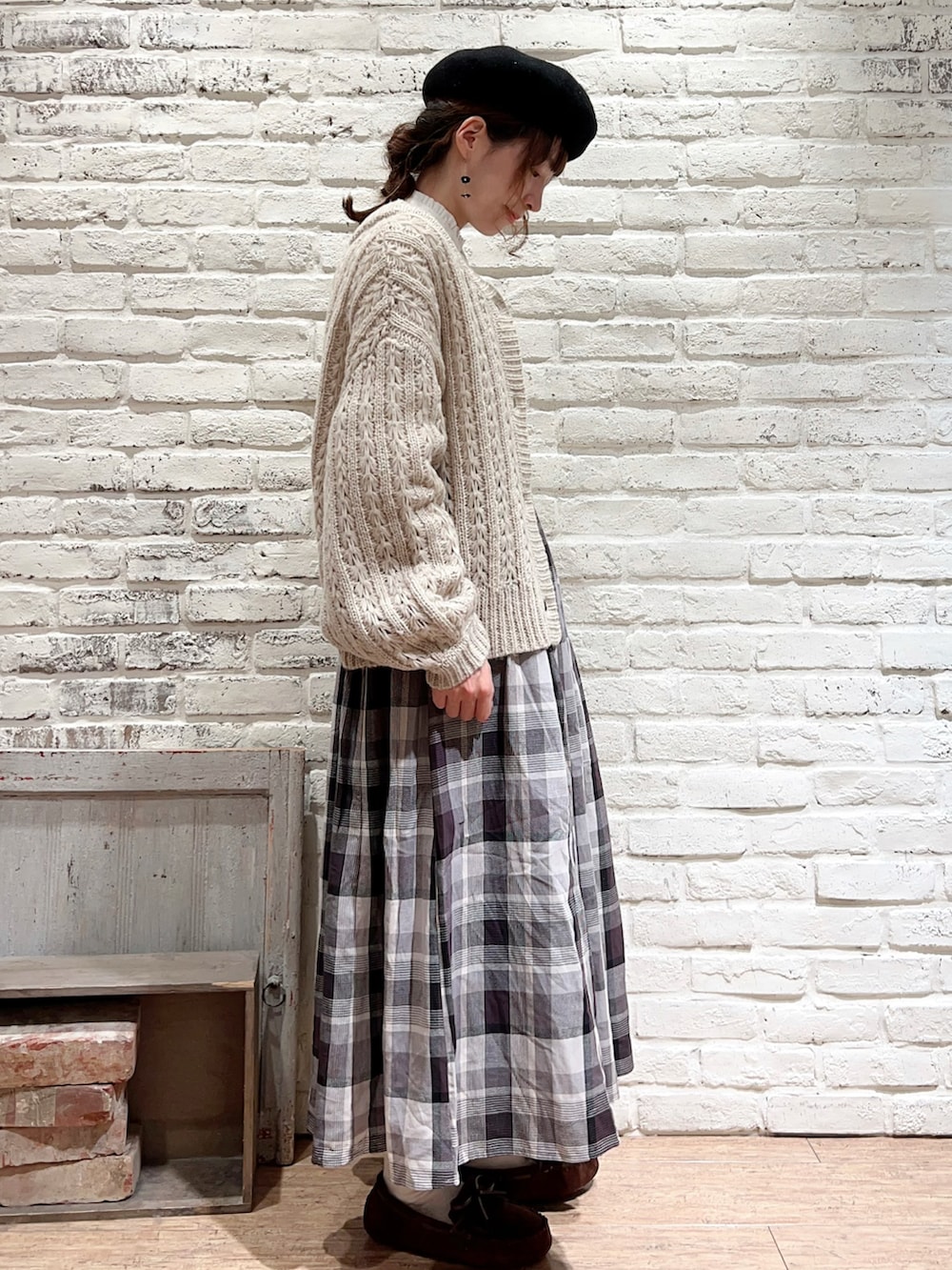 ホワイト系のTシャツ/カットソー、ホワイト系のシャツ/ブラウス、ベージュ系のニット/セーターを着用したレディースの冬コーディネートの2枚目の写真