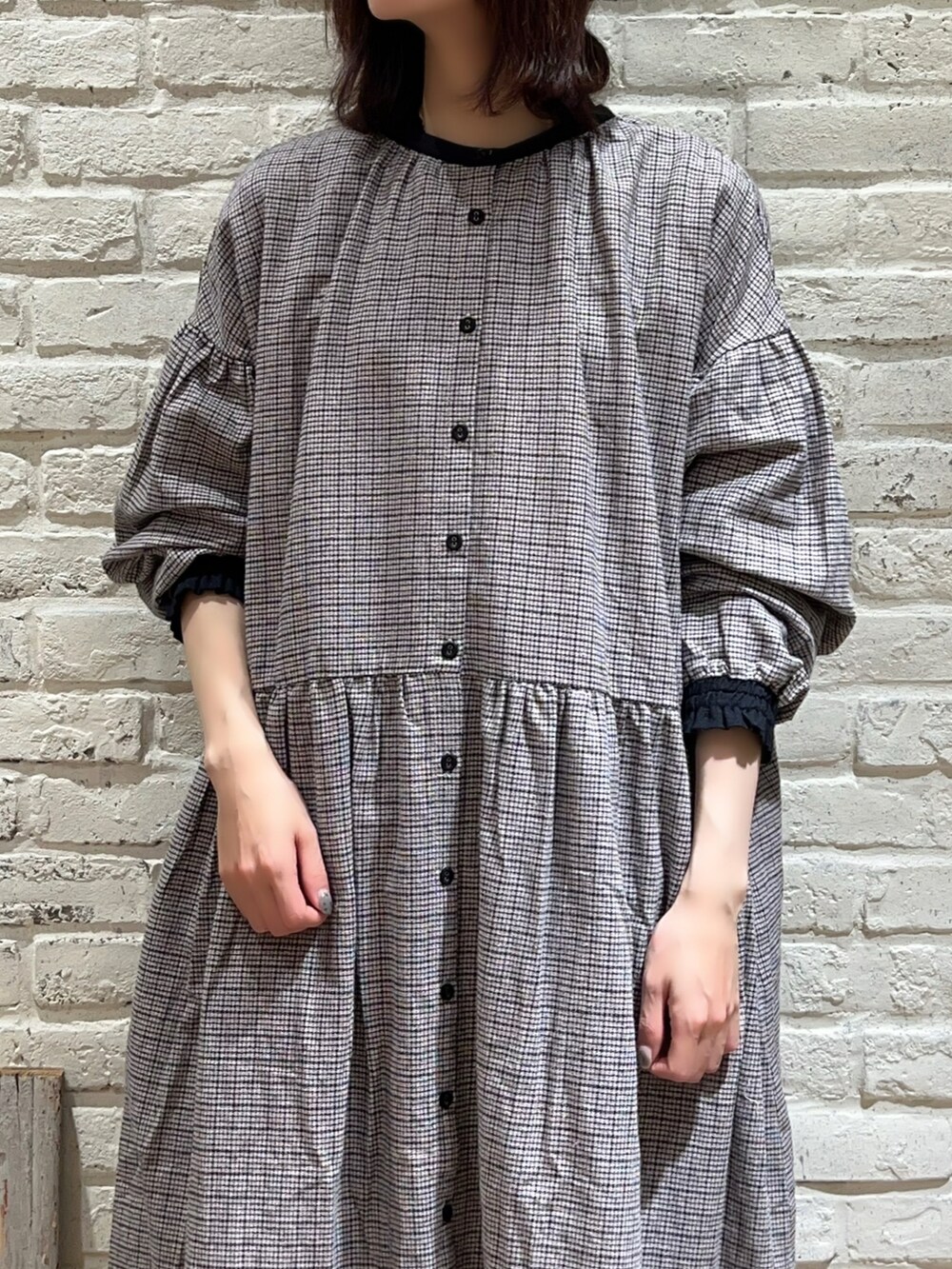 ブラック系のTシャツ/カットソー、ブラック系のワンピース、ブラック系のスカートを着用したレディースの冬コーディネートの2枚目の写真