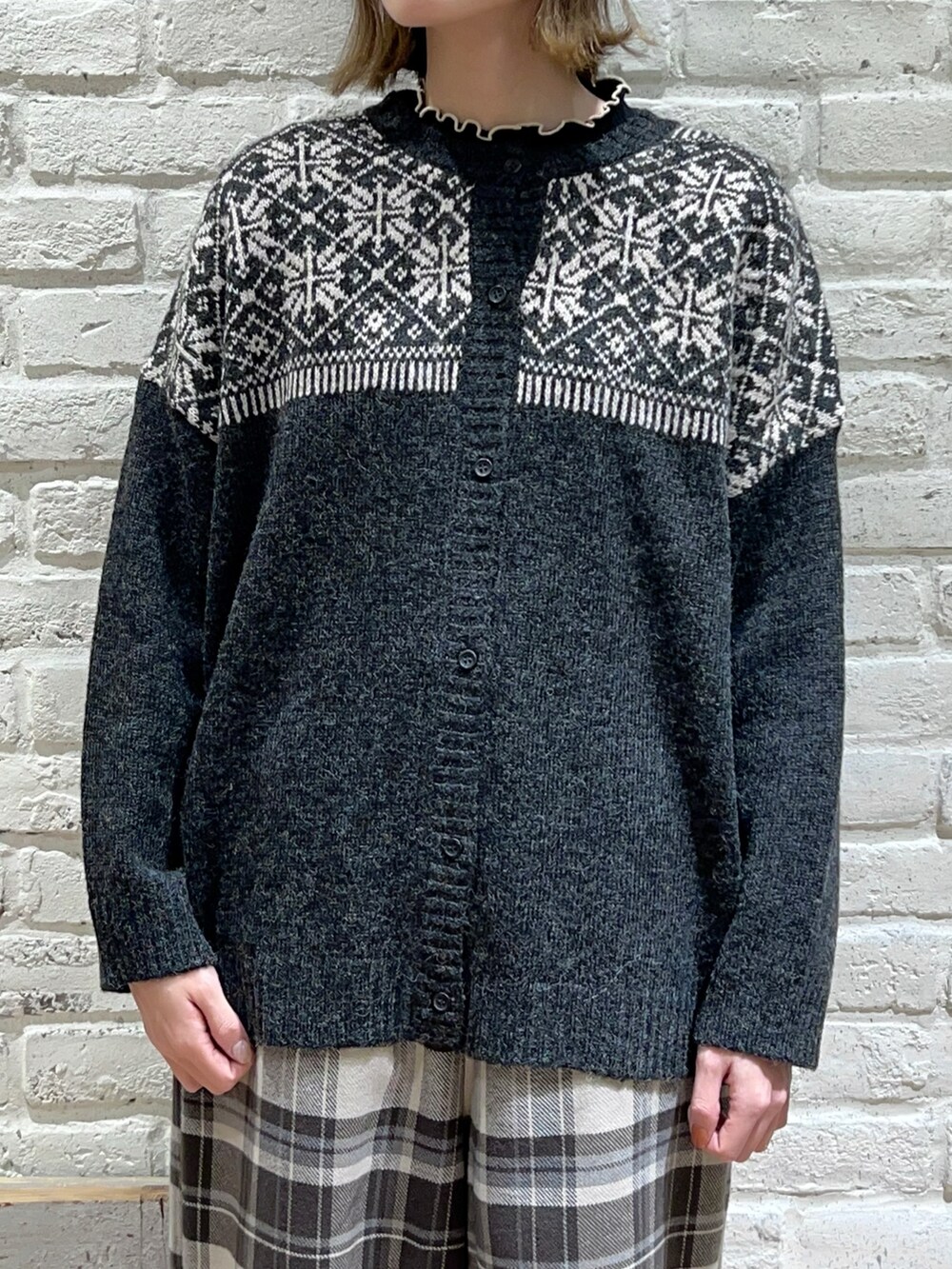 ブラック系のTシャツ/カットソー、グレー系のブルゾン、グレー系のカーディガン/ボレロを着用したレディースの冬コーディネートの4枚目の写真