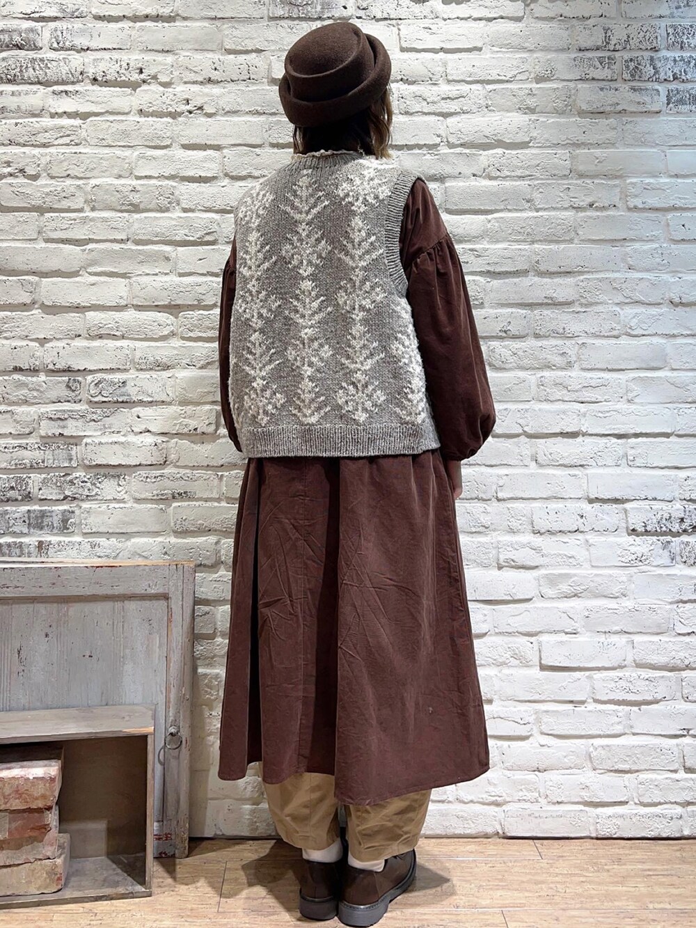 ホワイト系のシャツ/ブラウス、ブラウン系のベスト、ブラウン系のワンピースを着用したレディースの秋コーディネートの4枚目の写真