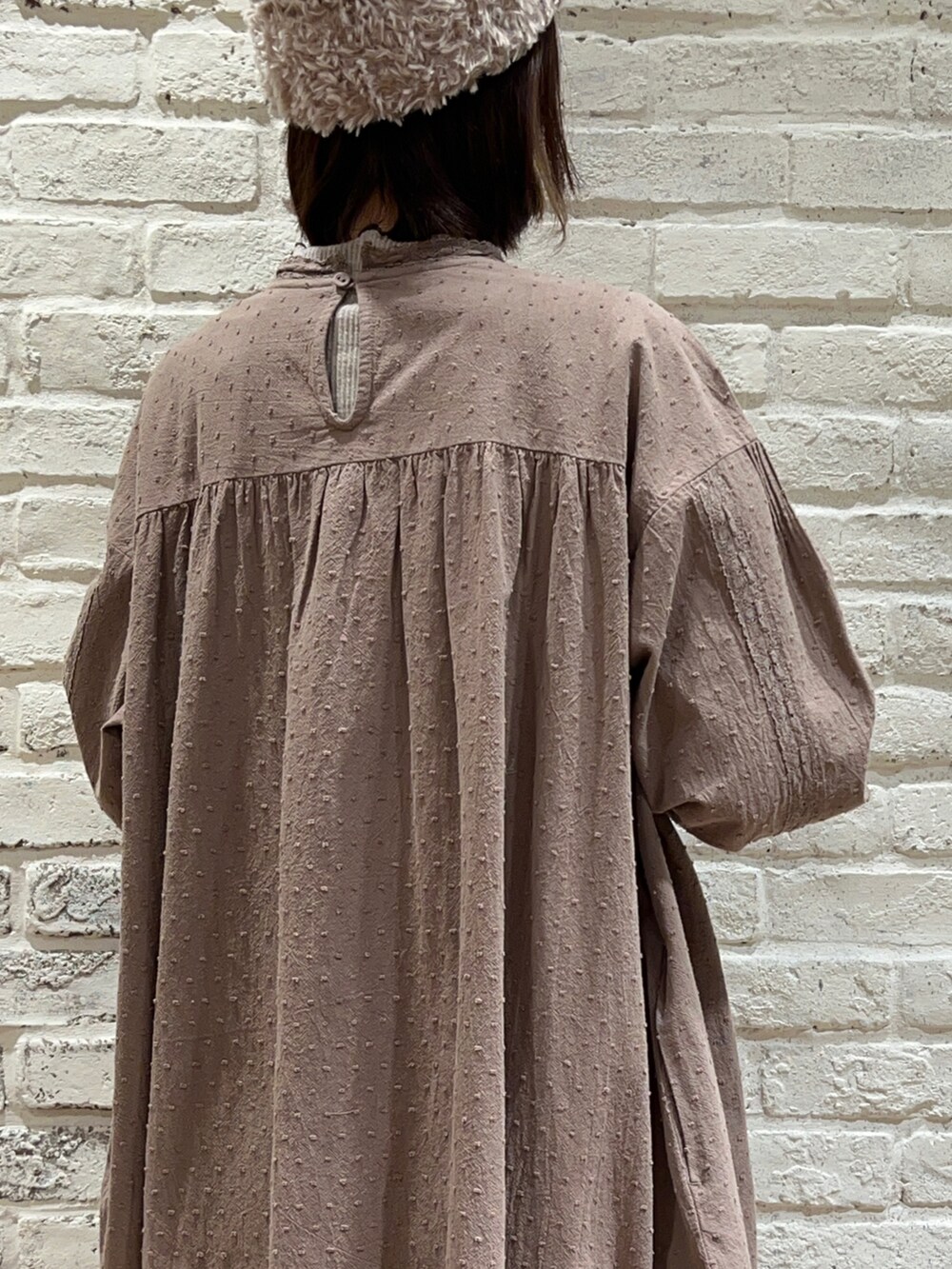 ブラウン系のワンピース、ベージュ系のカーゴパンツ、ブラウン系のドレスシューズを着用したレディースの冬コーディネートの5枚目の写真