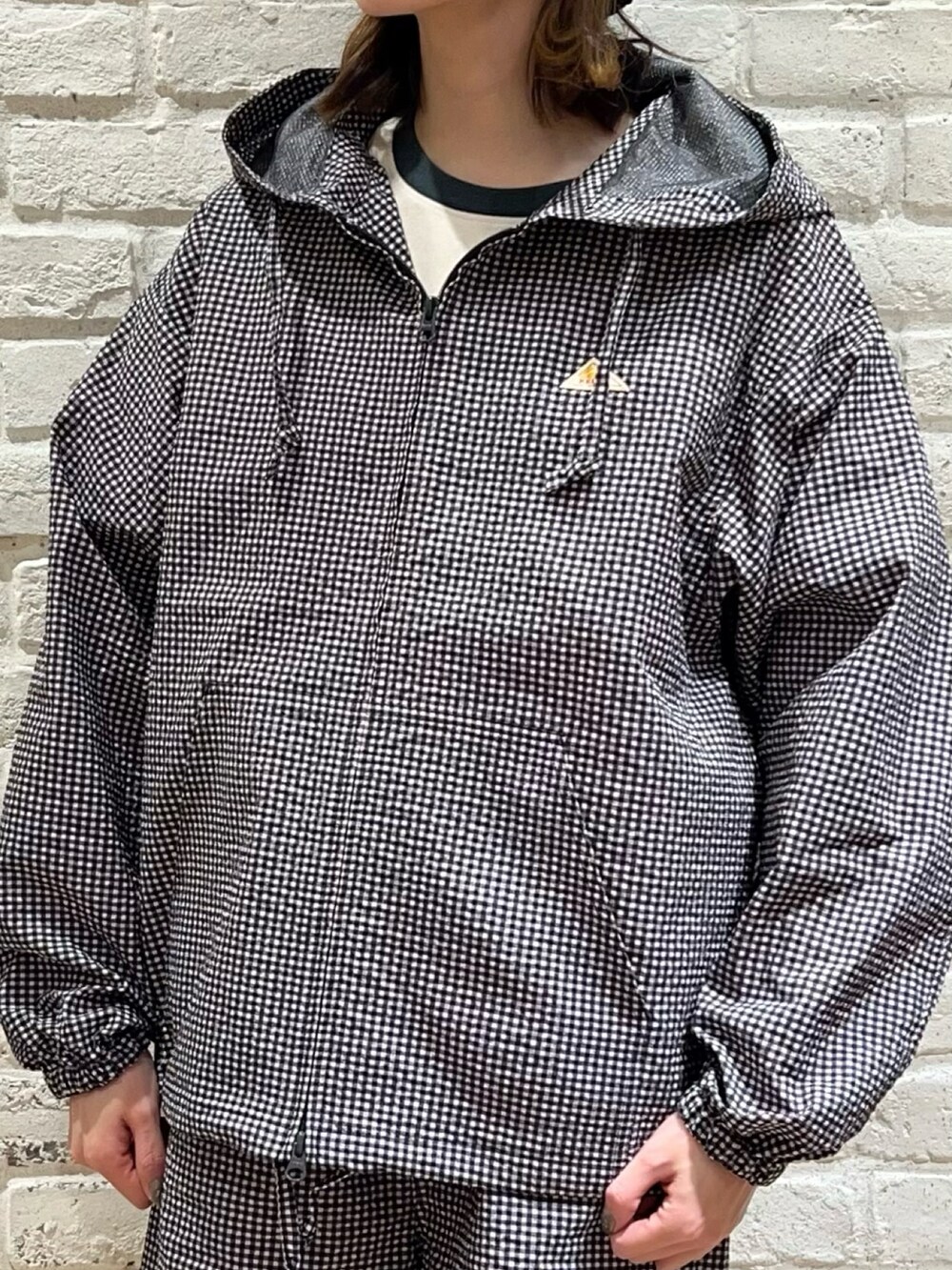 ベージュ系のTシャツ/カットソー、ブラック系のその他パンツ、ブラック系のパーカーを着用したレディースの春コーディネートの2枚目の写真