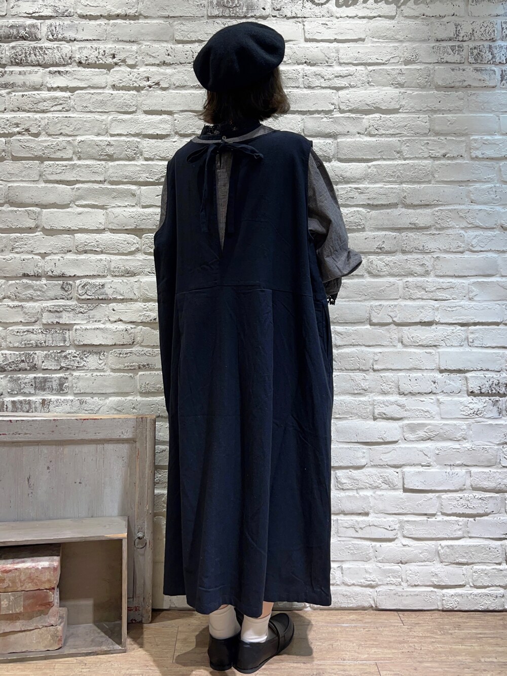 ブラック系のTシャツ/カットソー、ブラック系のシャツ/ブラウス、ブラック系のワンピースを着用したレディースの秋コーディネートの4枚目の写真