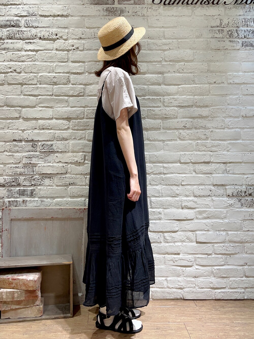 ホワイト系のタンクトップ、ベージュ系のシャツ/ブラウス、ブラック系のワンピースを着用したレディースの秋コーディネートの3枚目の写真