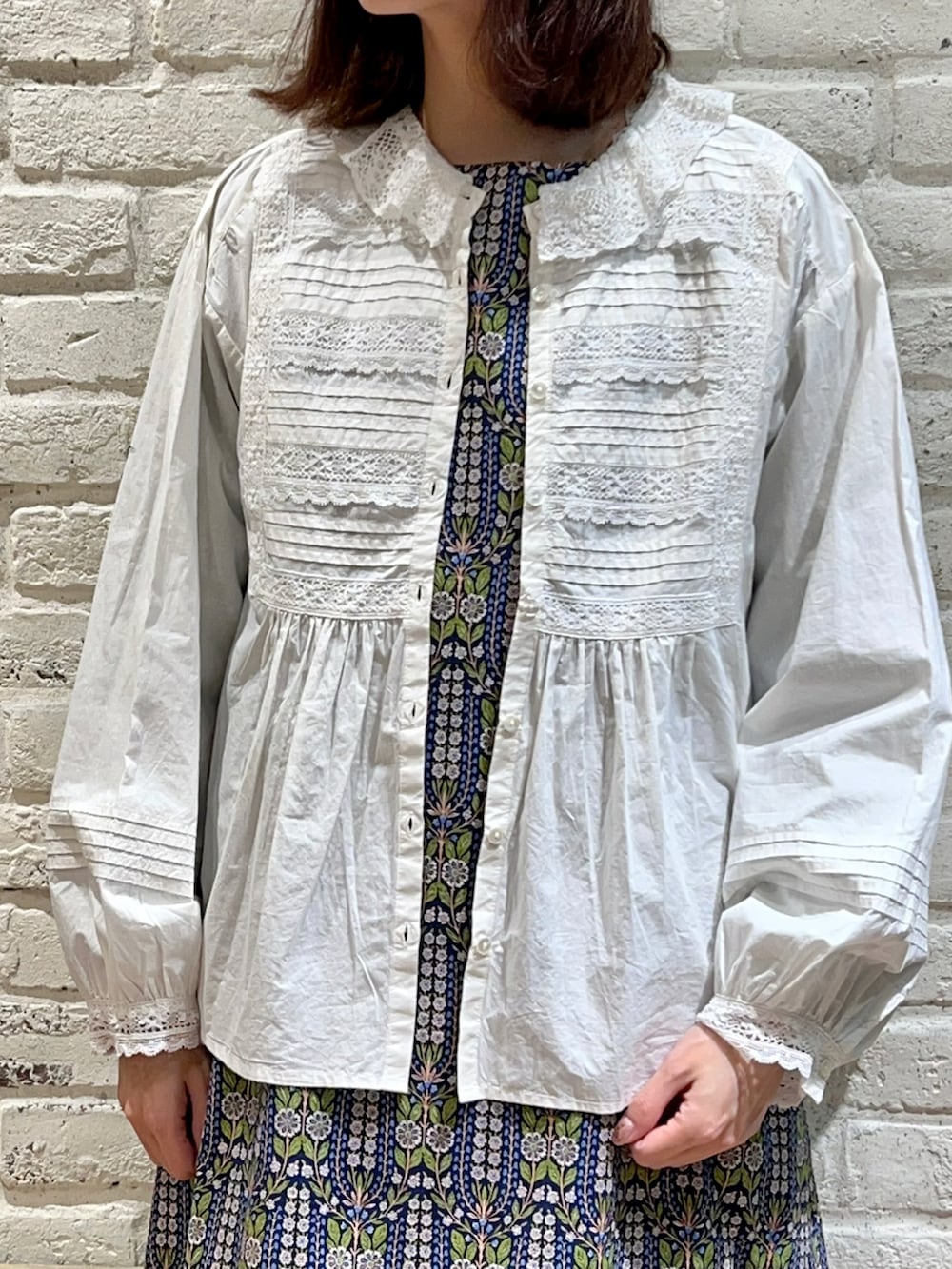 ホワイト系のTシャツ/カットソー、ホワイト系のシャツ/ブラウス、ブルー系のワンピースを着用したレディースの春コーディネートの2枚目の写真