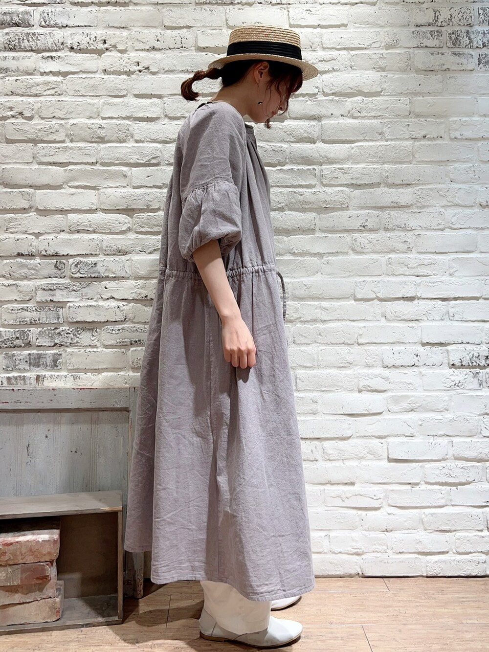 ブラック系のTシャツ/カットソー、グレー系のワンピース、ホワイト系のサロペット/オーバーオールを着用したレディースの春コーディネートの3枚目の写真